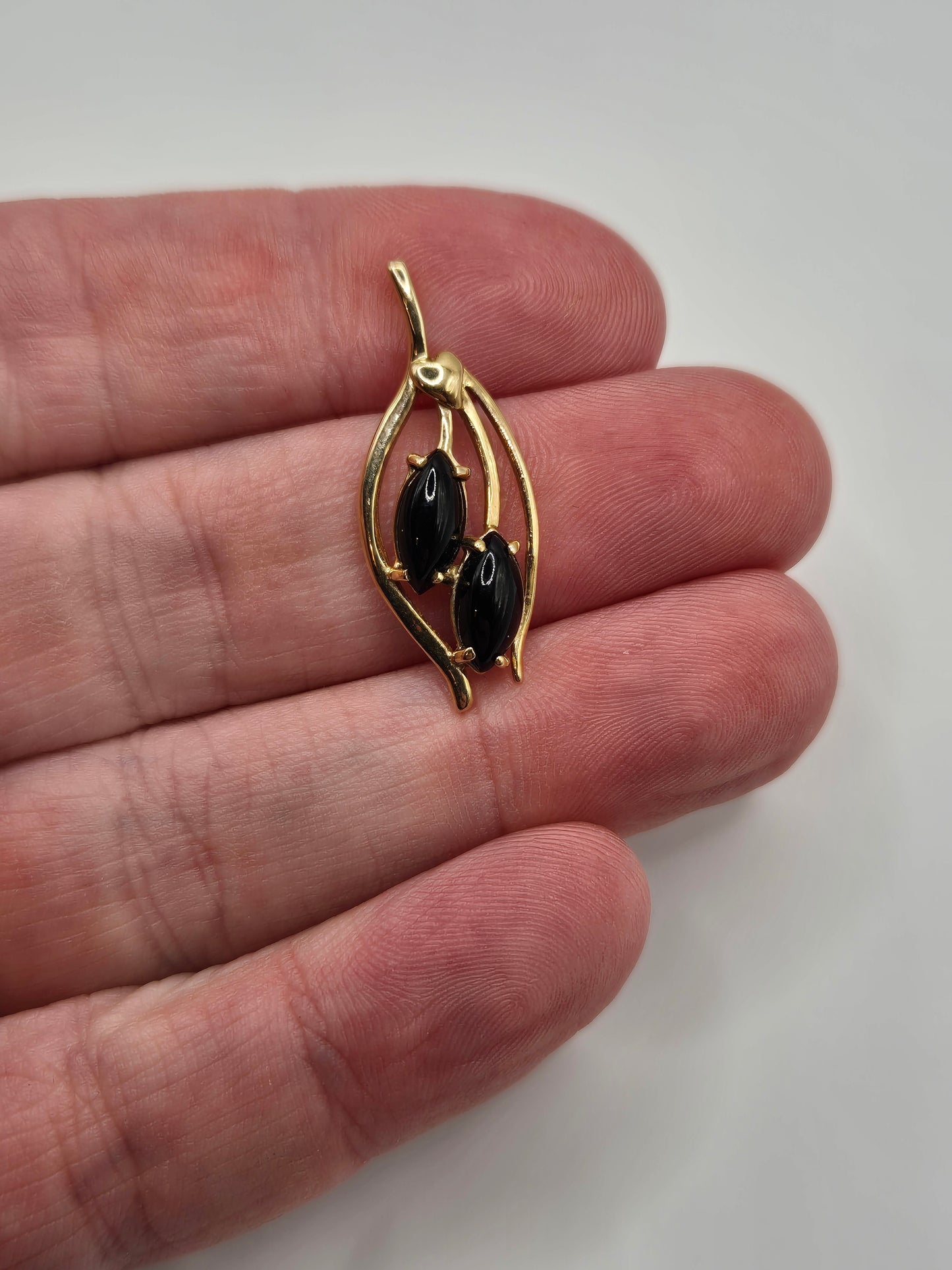 14ct gold jet pendant