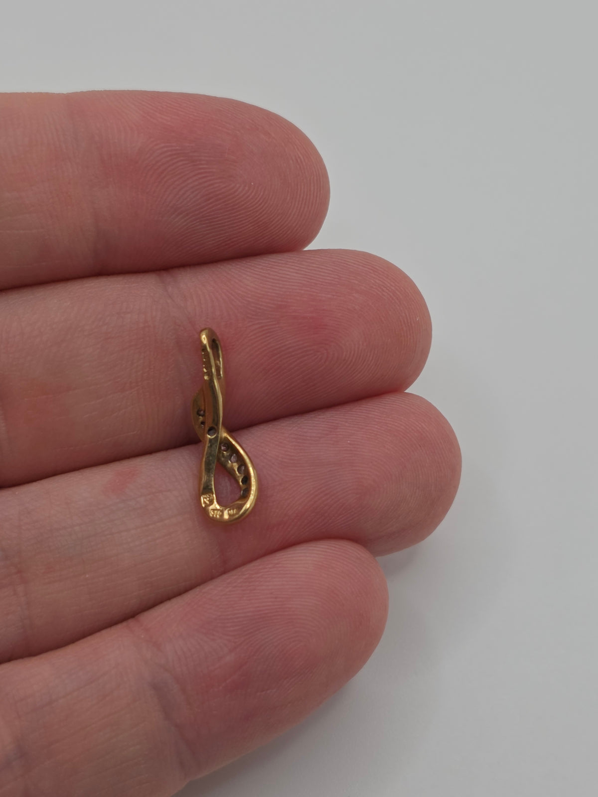 9ct gold diamond pendant