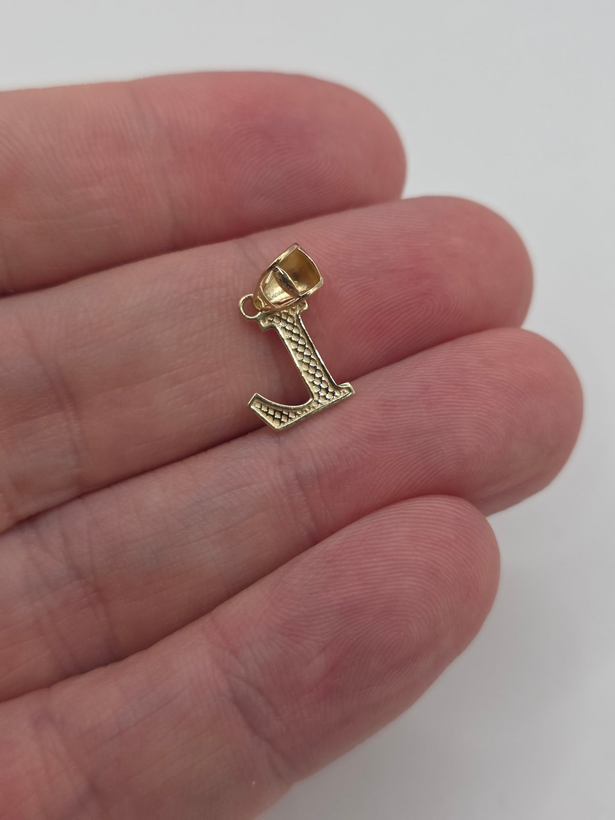 9ct gold initial L pendant