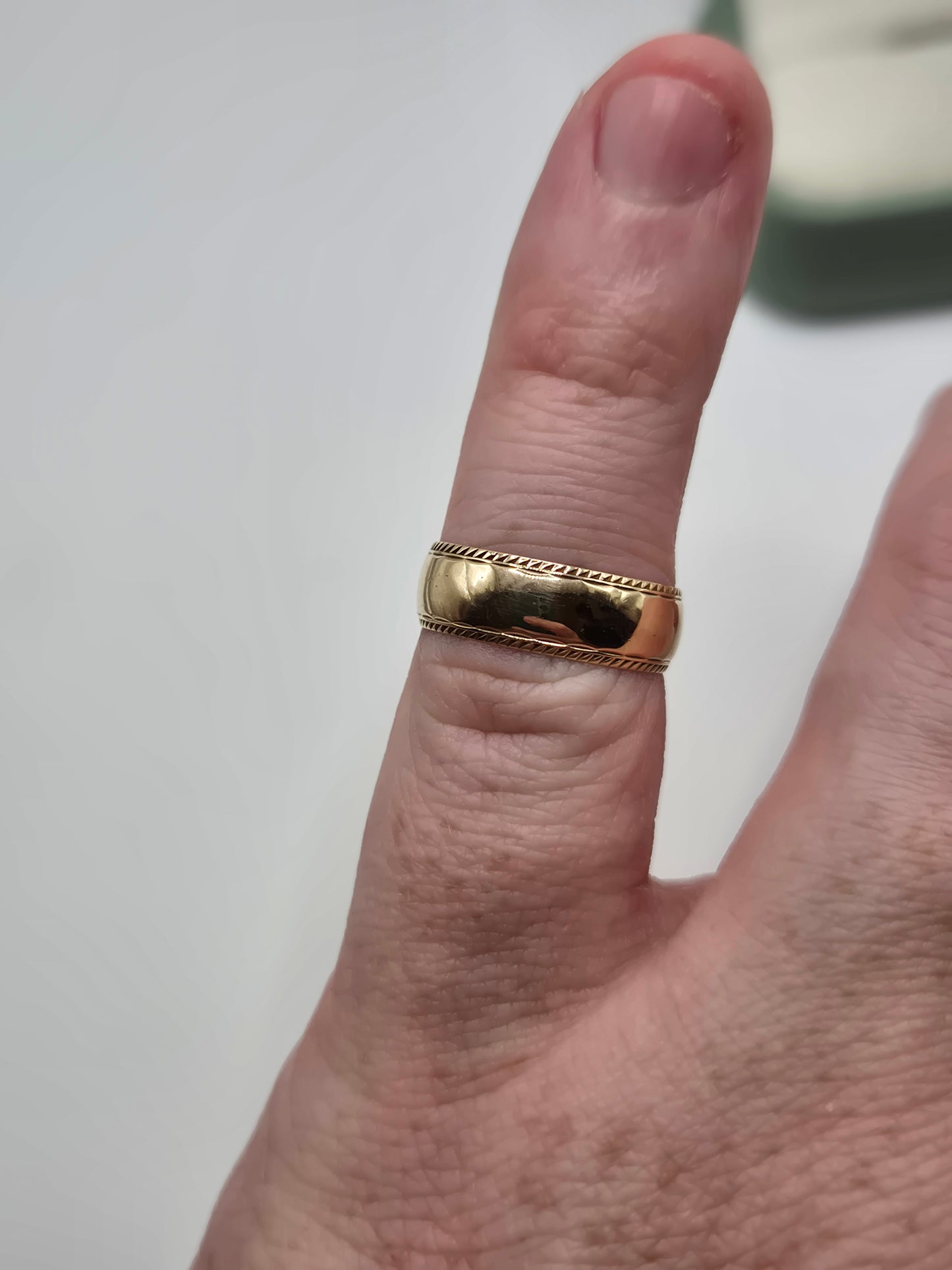 9ct gold garnet ring