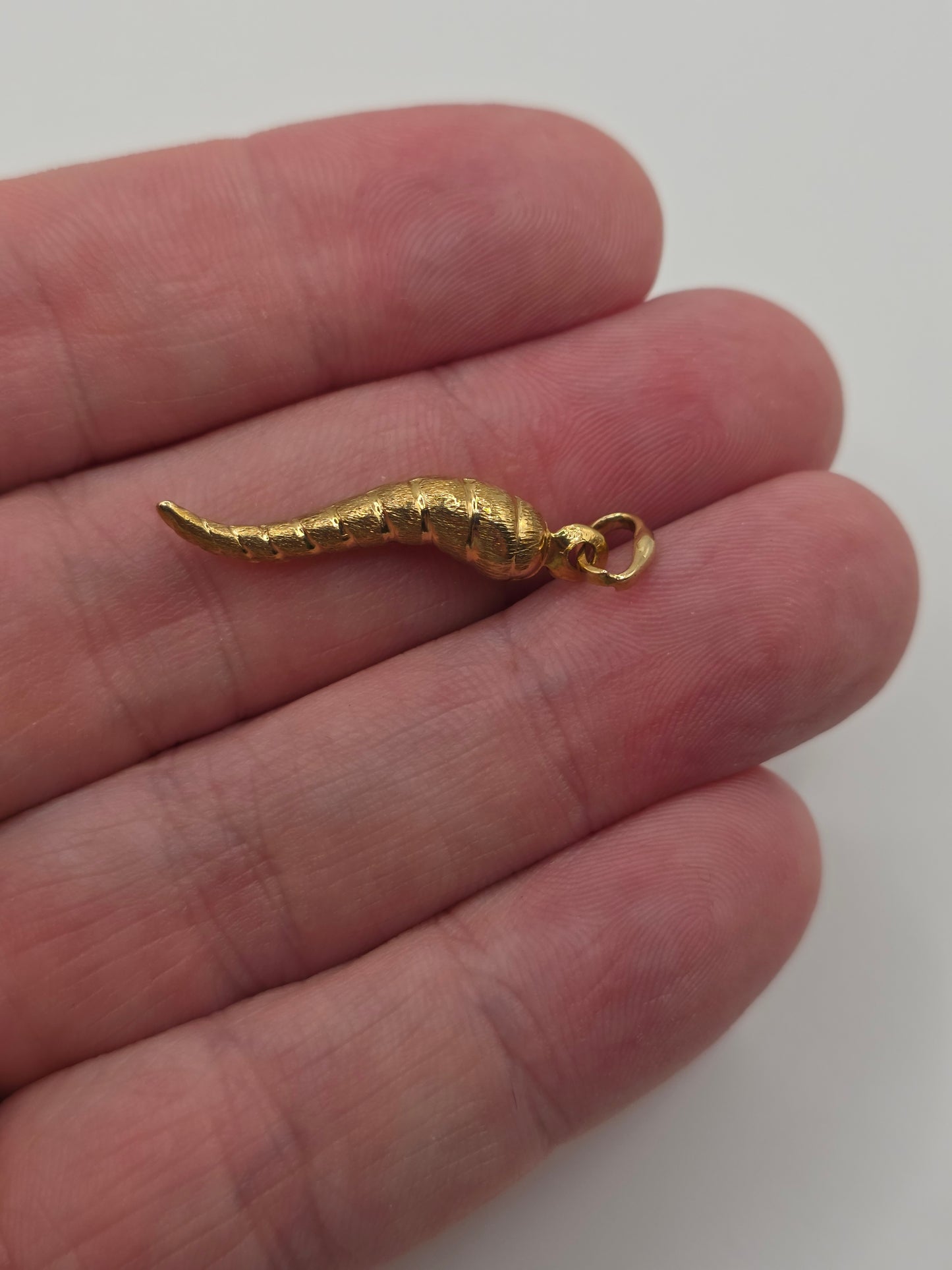 9ct gold horn of plenty pendant
