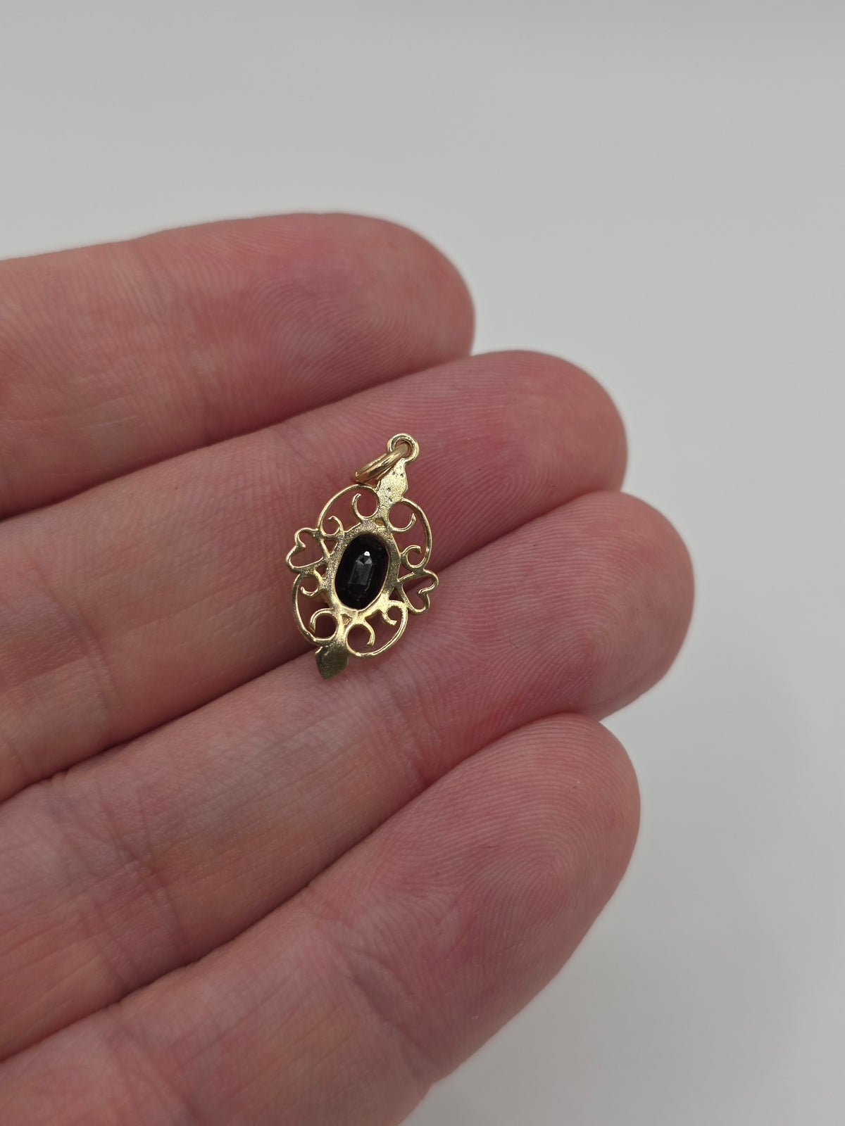 9ct gold sapphire pendant