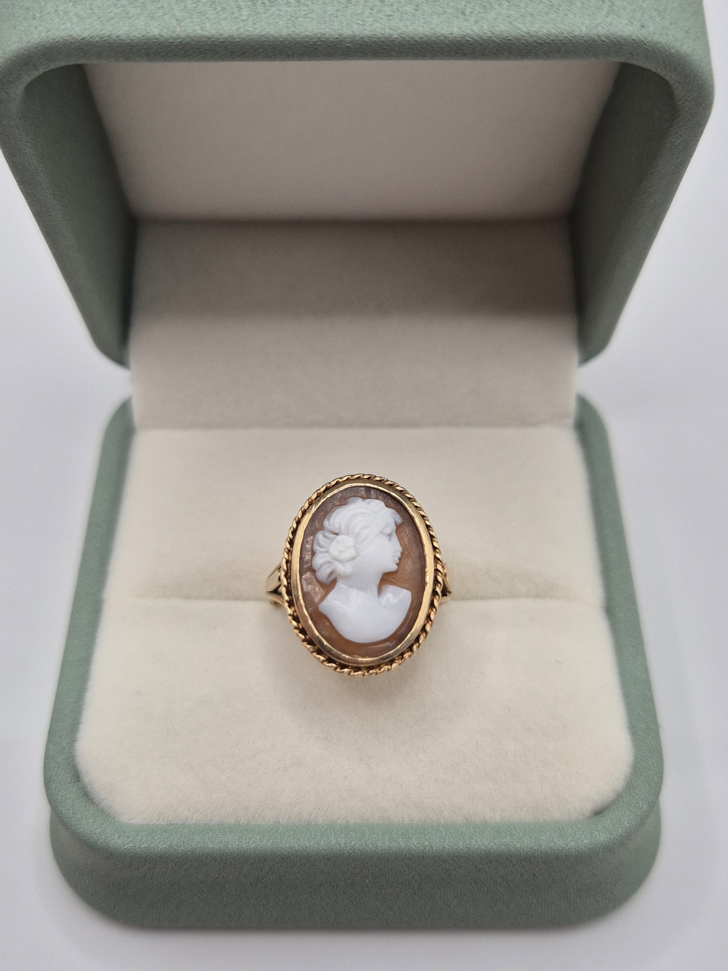 9ct gold cameo ring