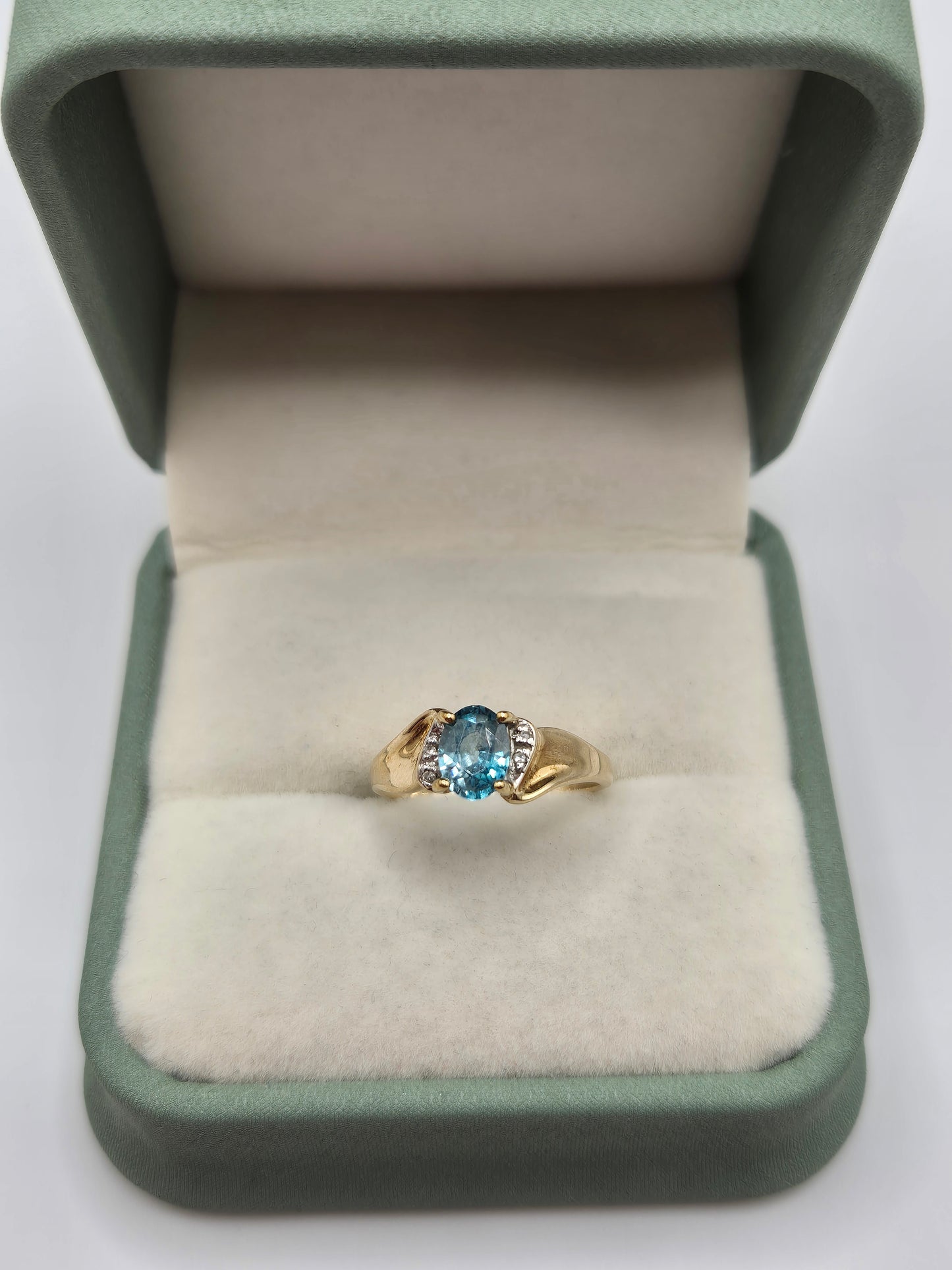 9ct gold topaz ring