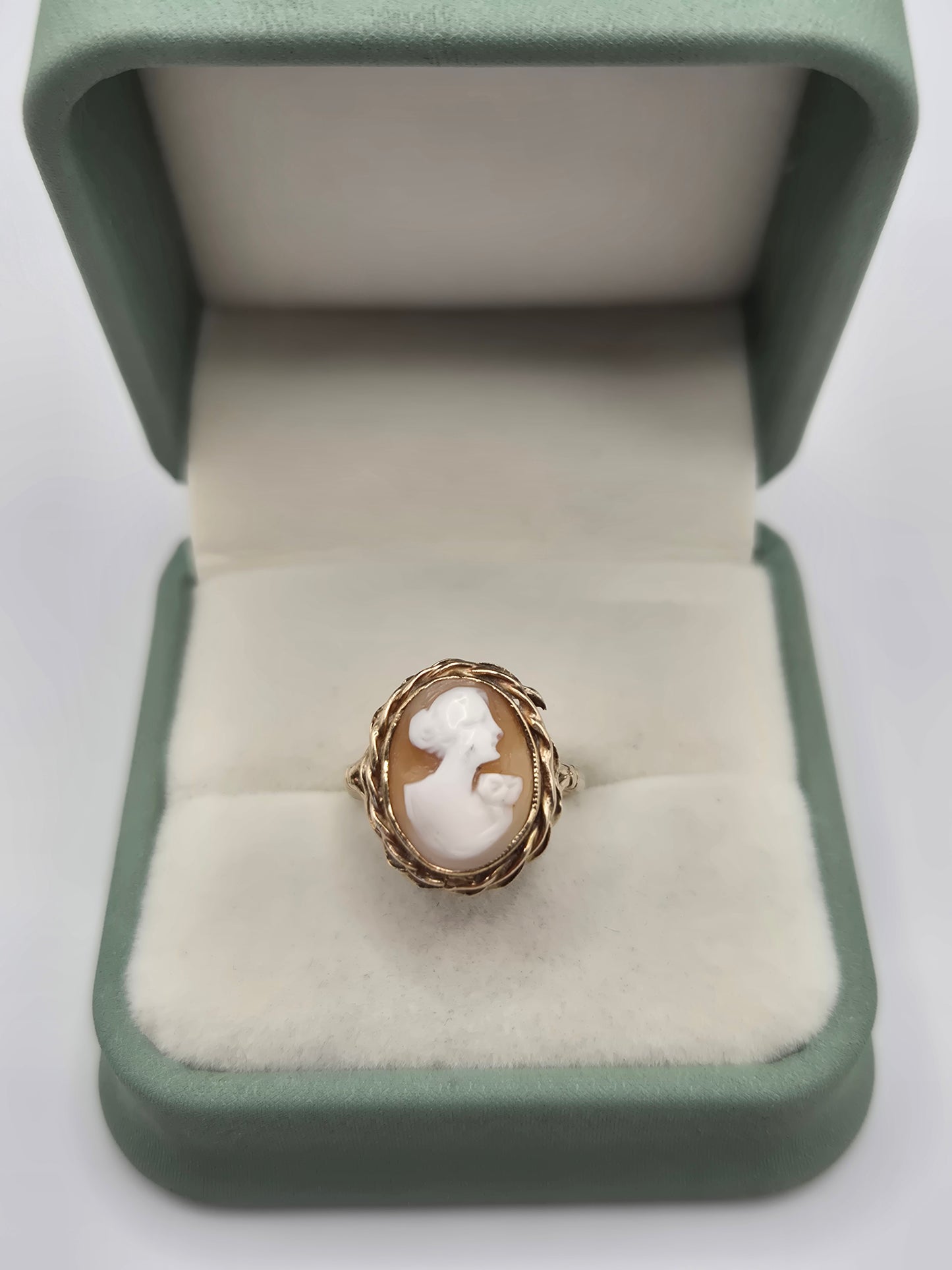 9ct gold cameo ring