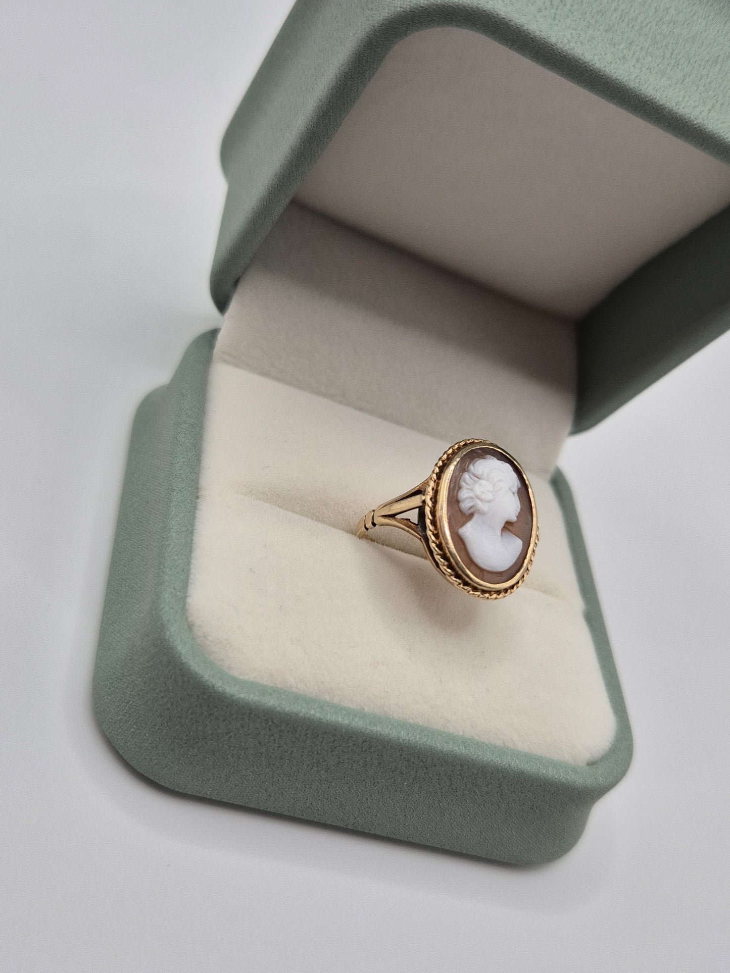 9ct gold cameo ring