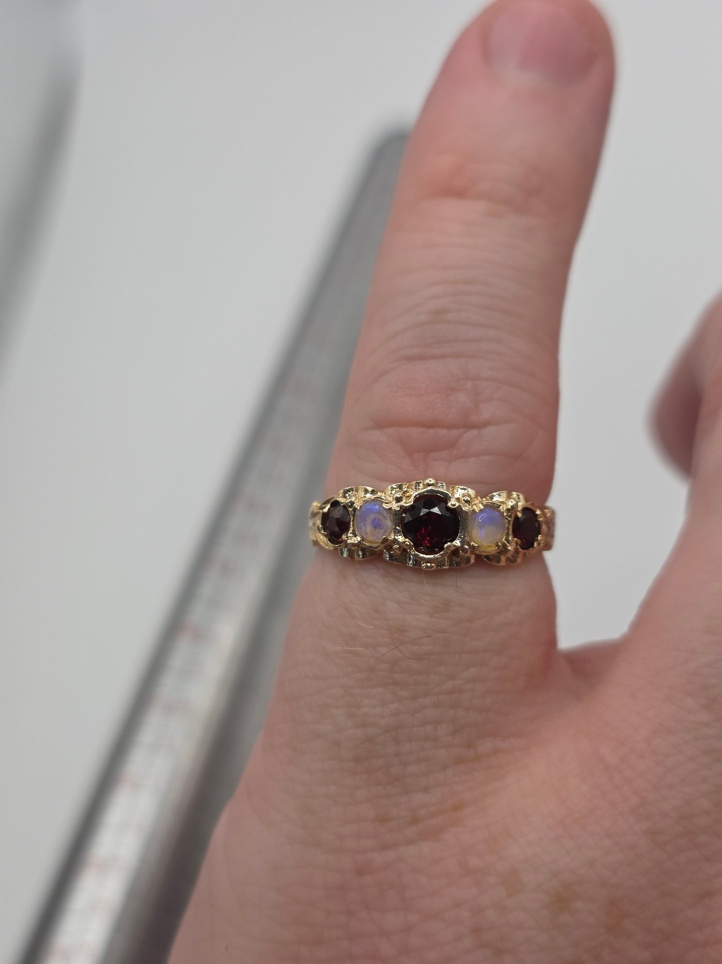 9ct gold garnet and opal ring