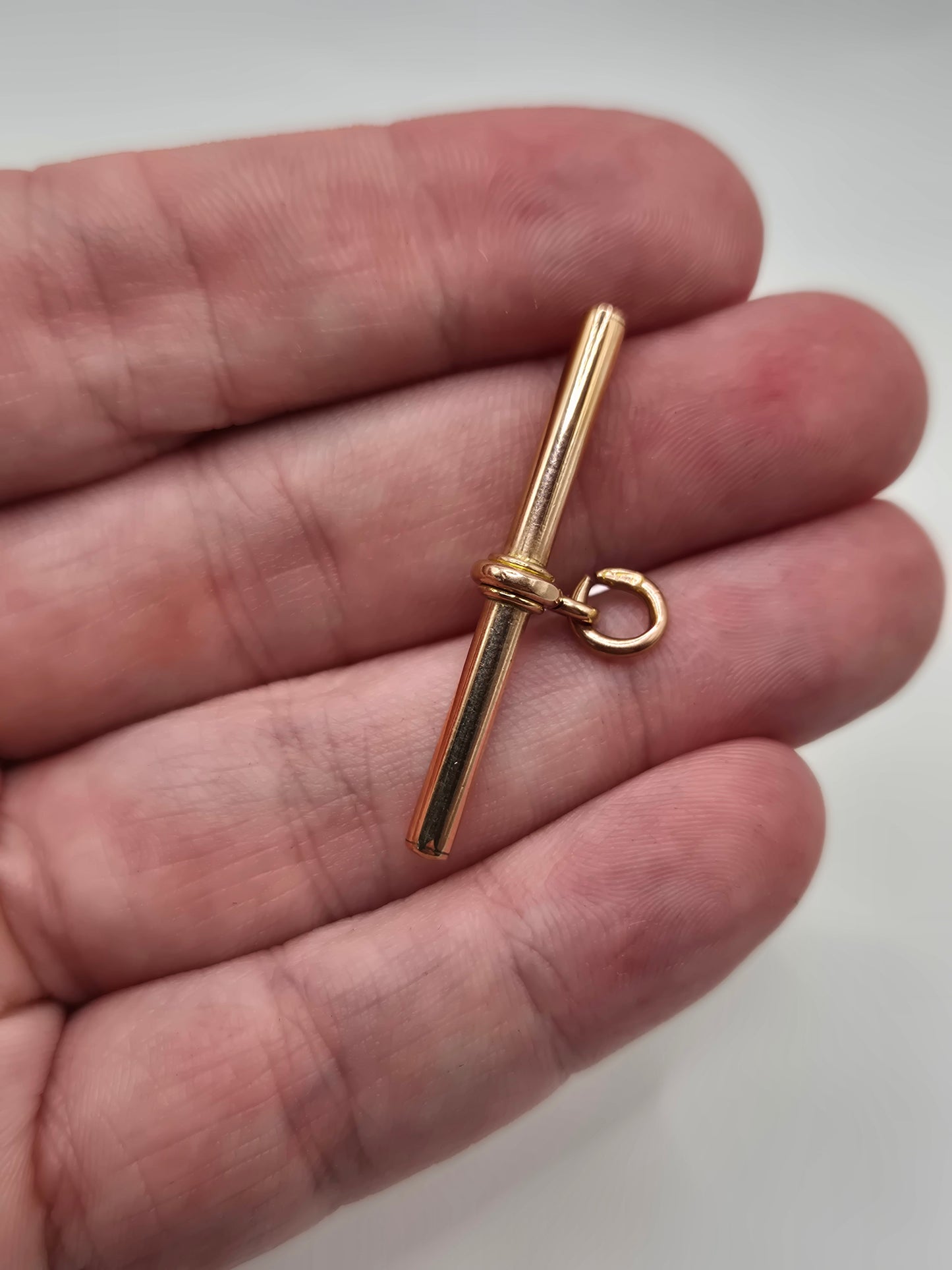9ct rose gold T-bar pendant