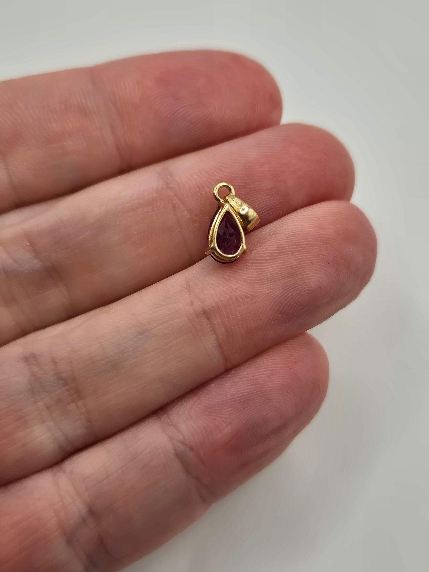 9ct gold amethyts pendant