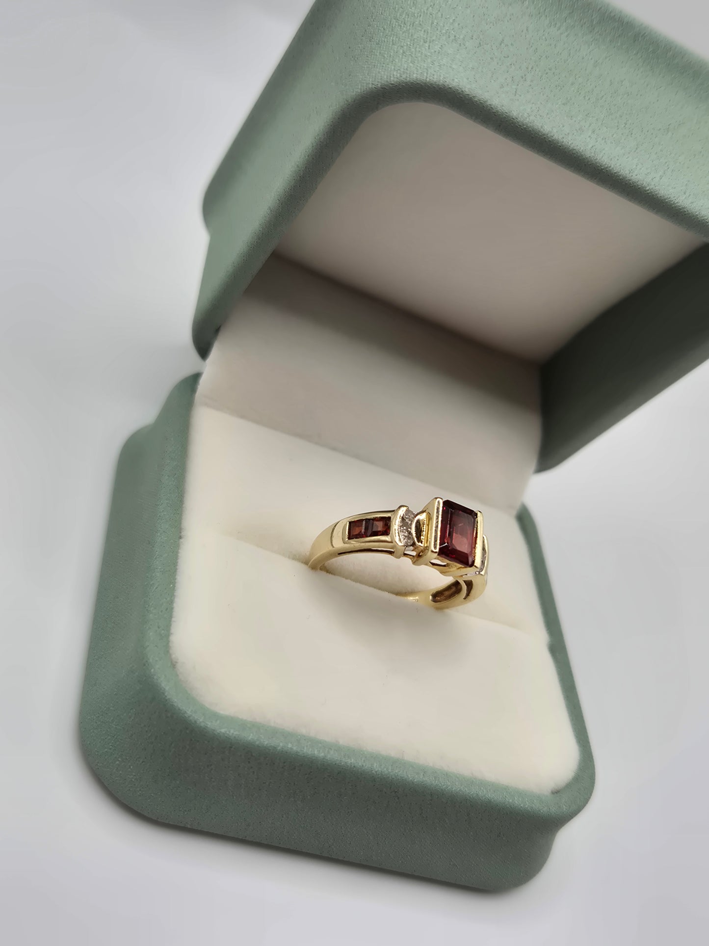 9ct gold garnet and diamond ring