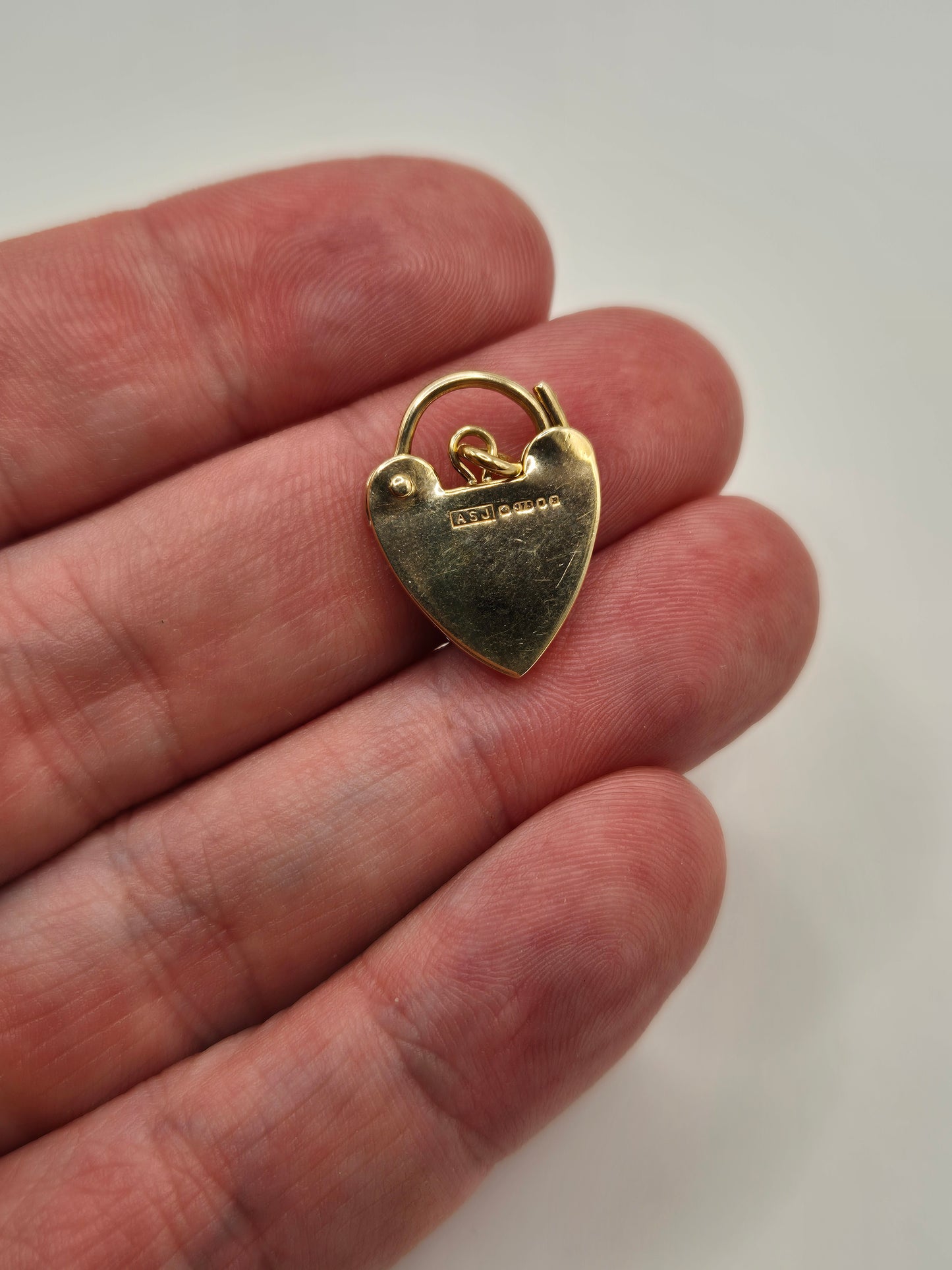 9ct gold padlock (10)