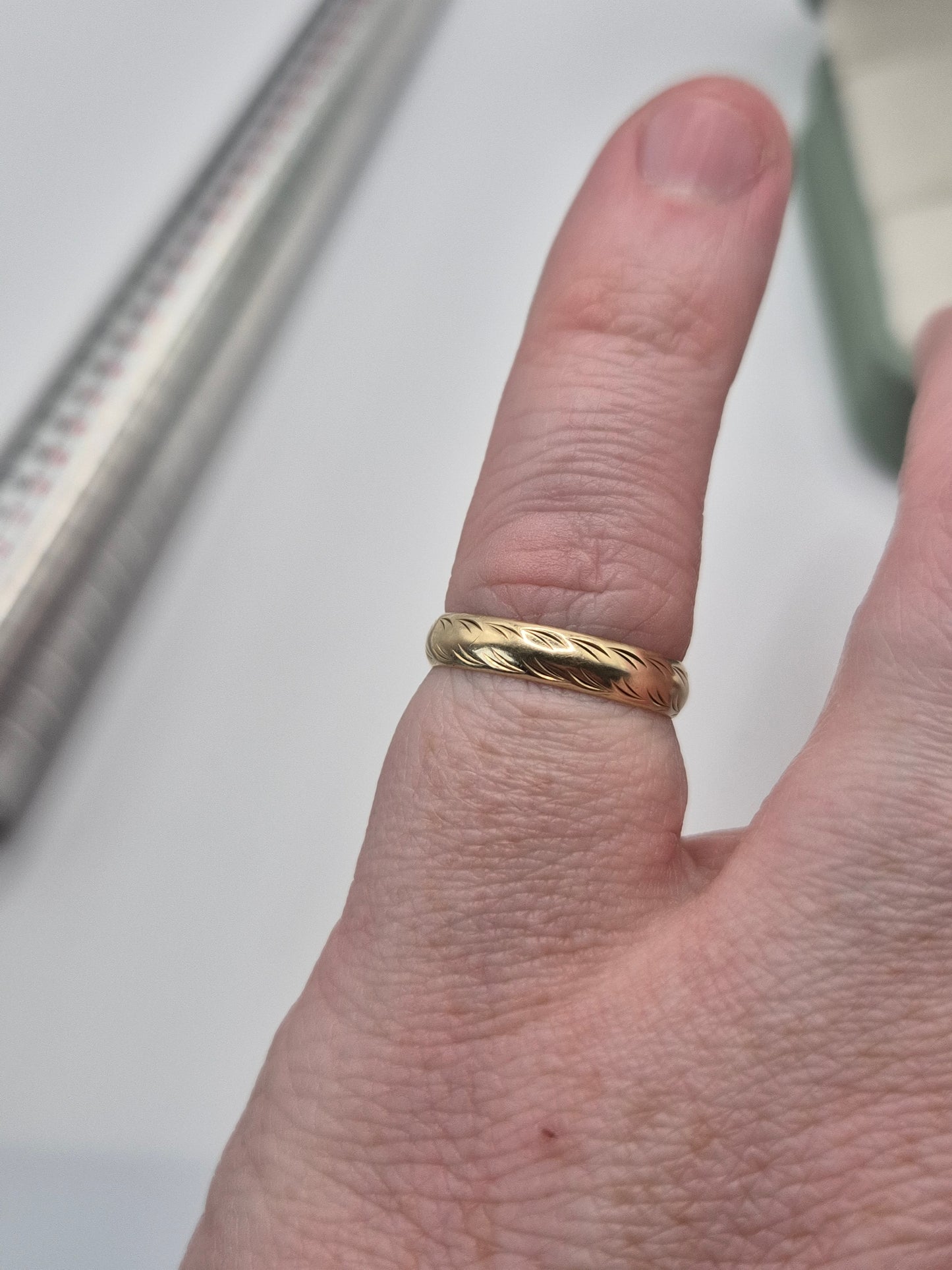 9ct gold patterned band ring