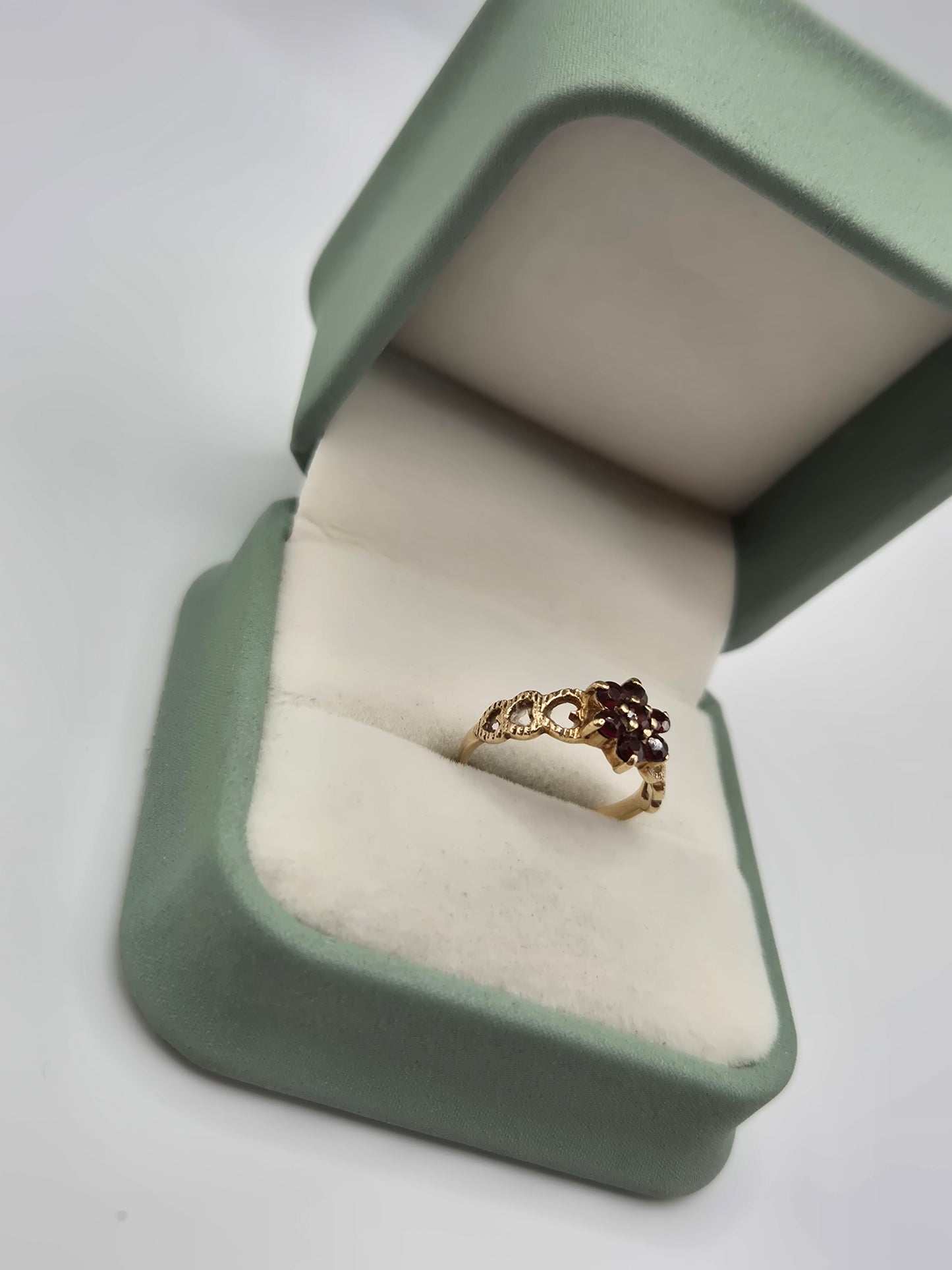 9ct gold garnet ring