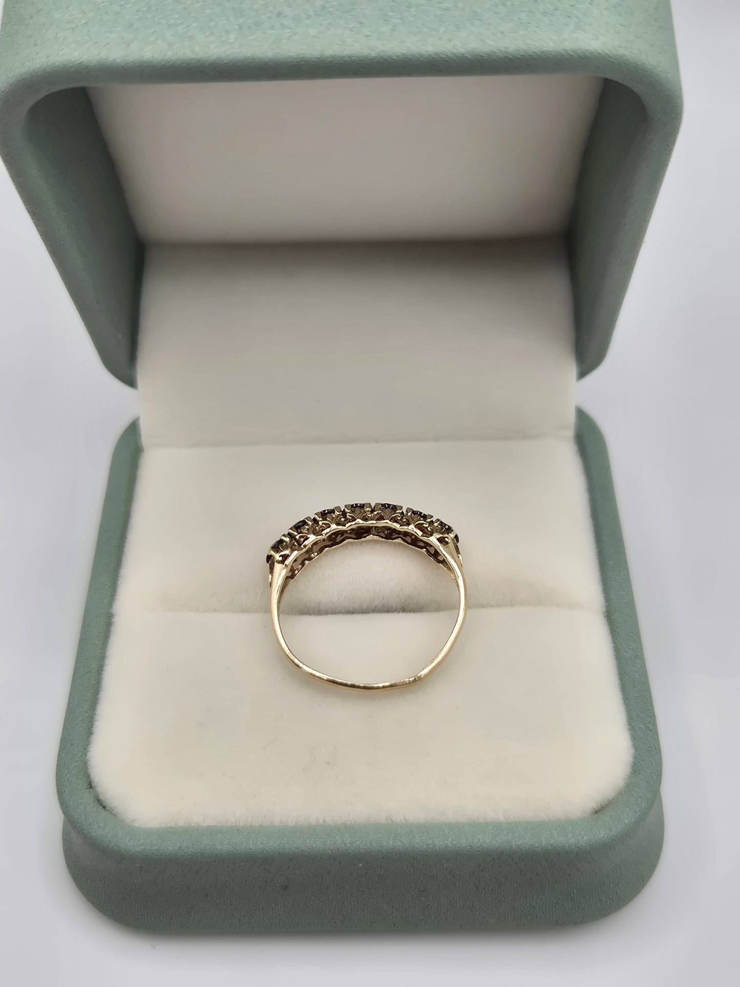 9ct gold garnet ring