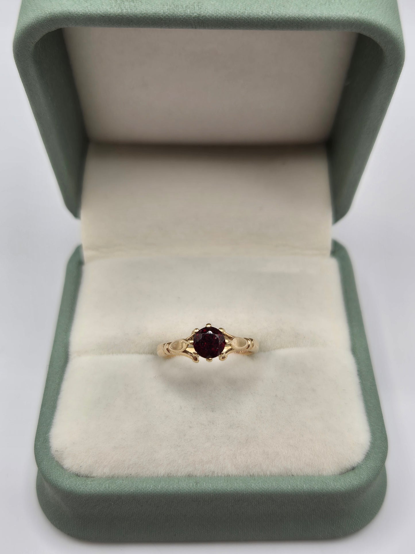 9ct gold garnet ring