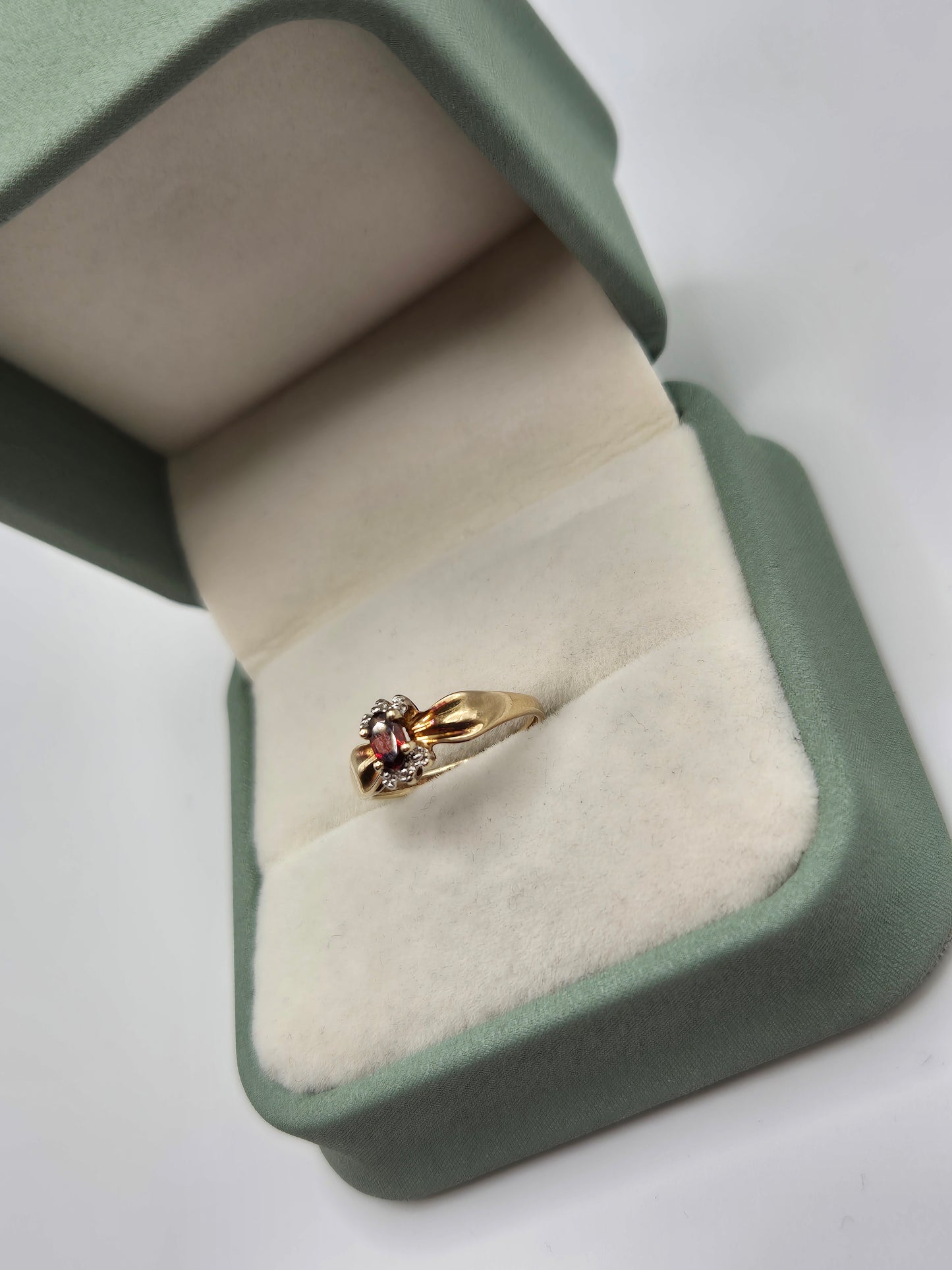 9ct gold garnet ring