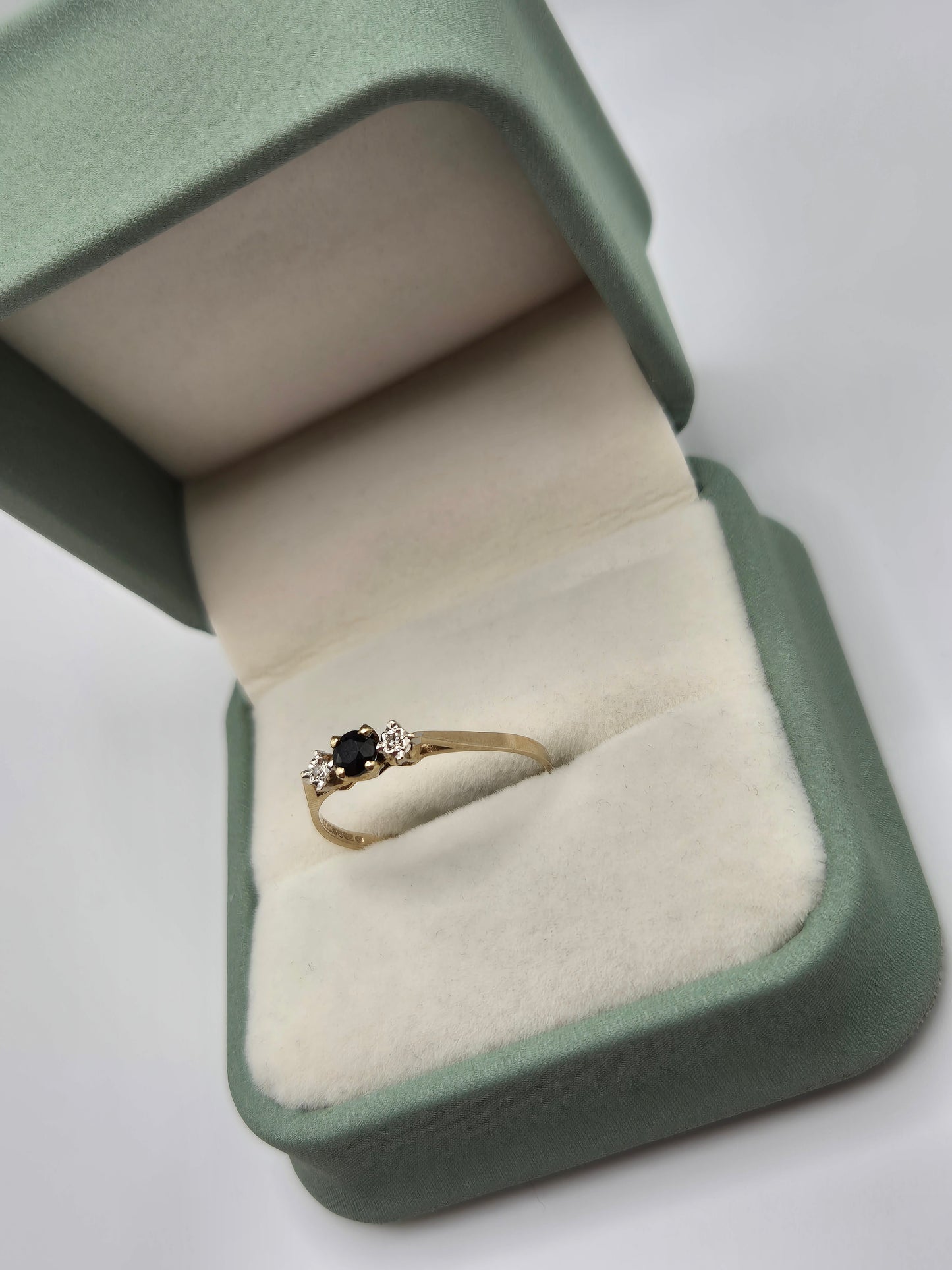 9ct gold sapphire and diamond ring