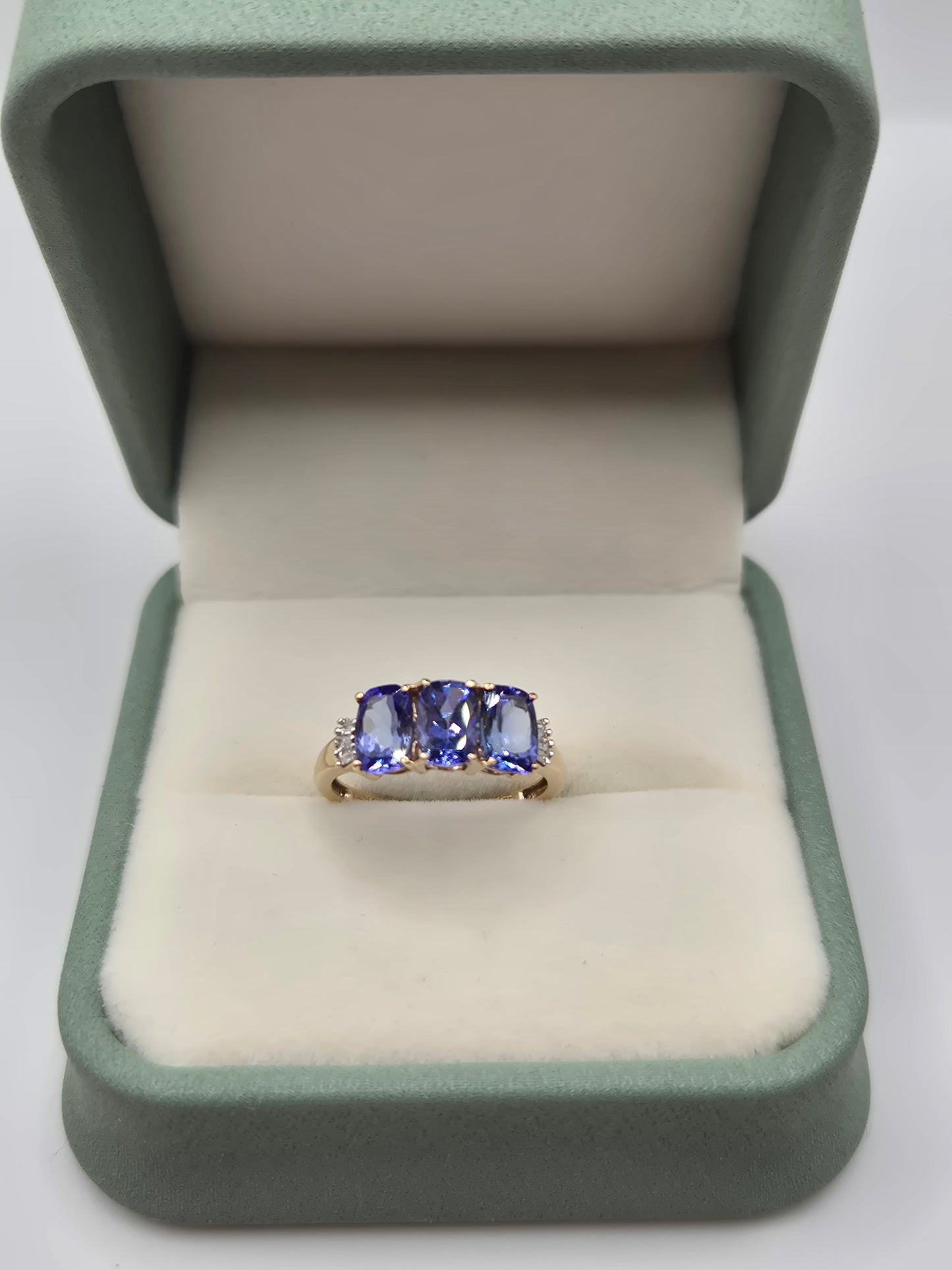 9ct gold tanzanite and diamond ring
