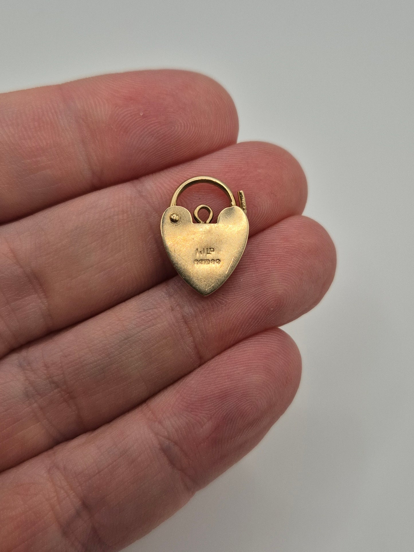 9ct gold padlock (18)