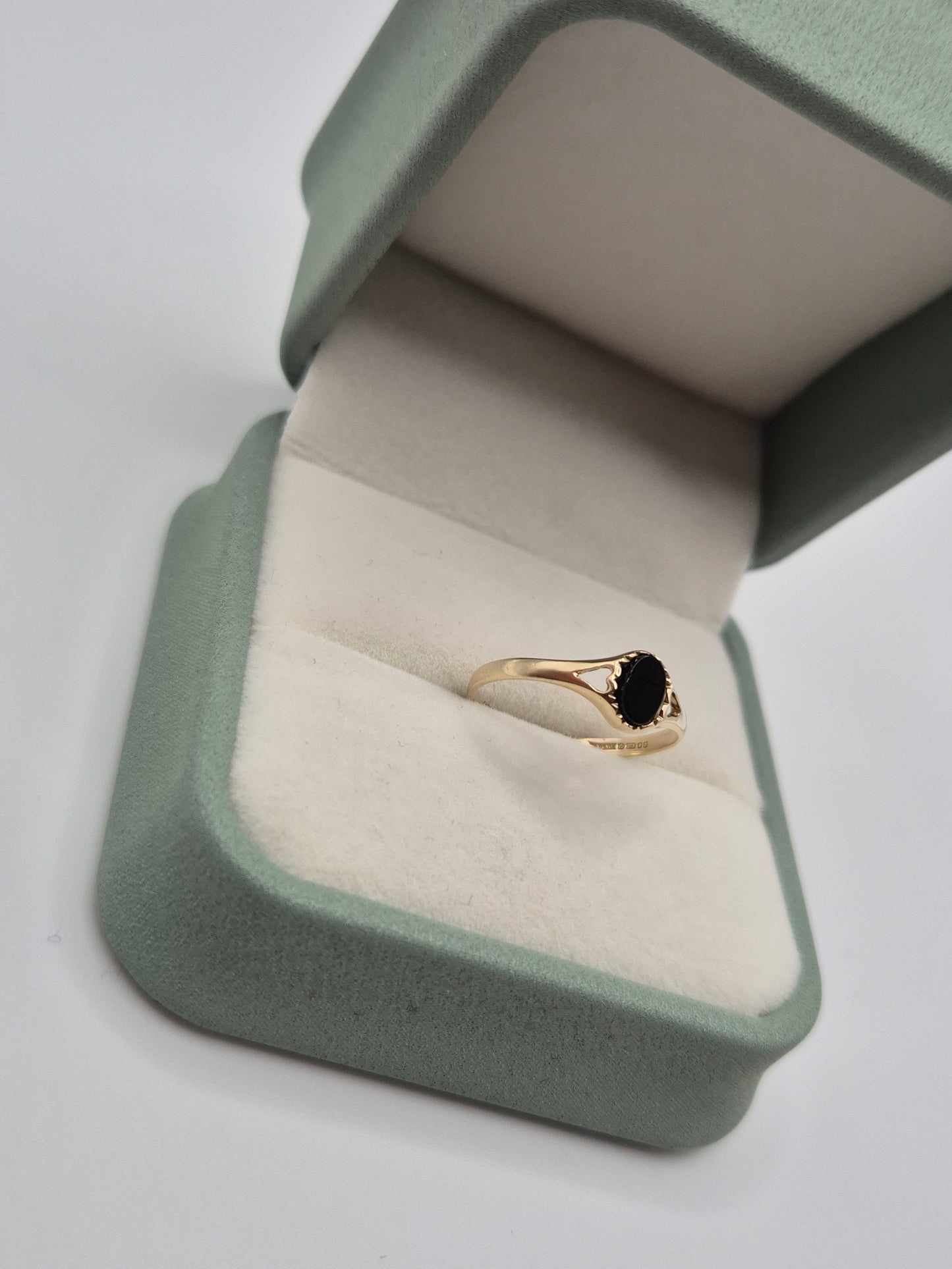 9ct gold onyx ring