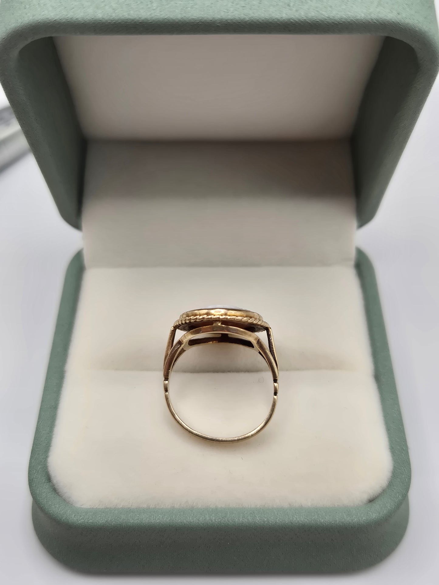 9ct gold cameo ring