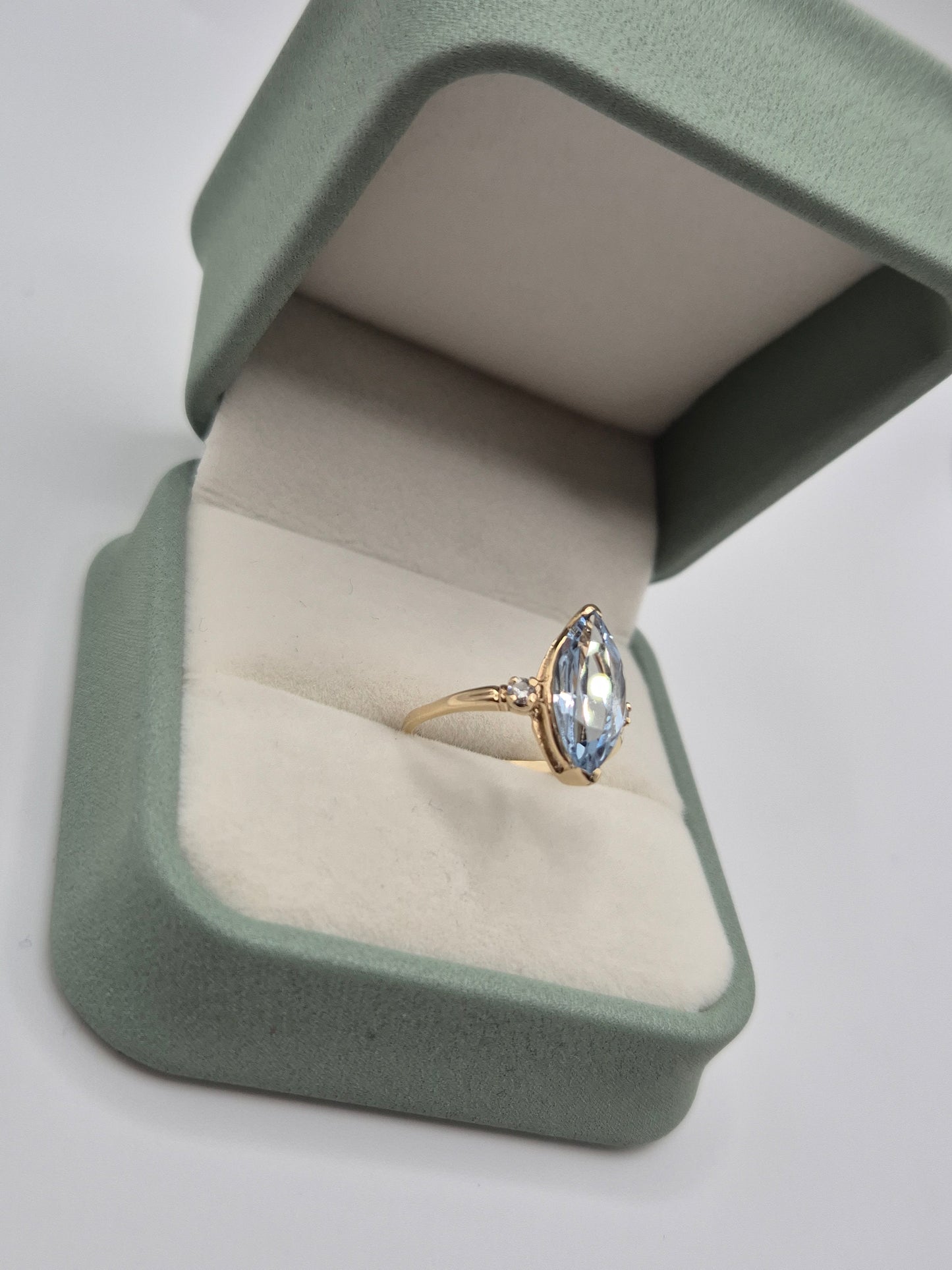9ct gold aquamarine and diamond ring