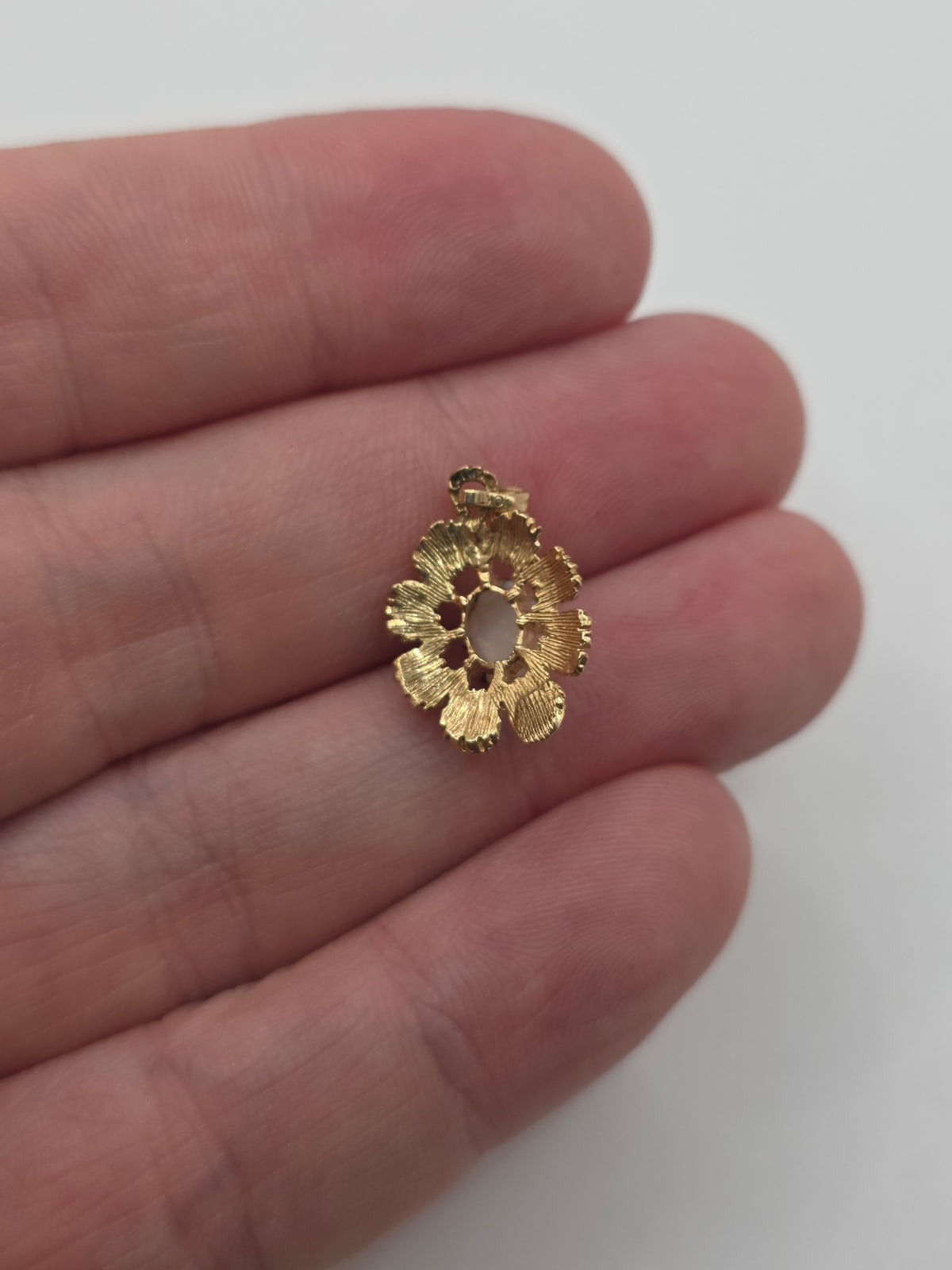 9ct gold opal pendant