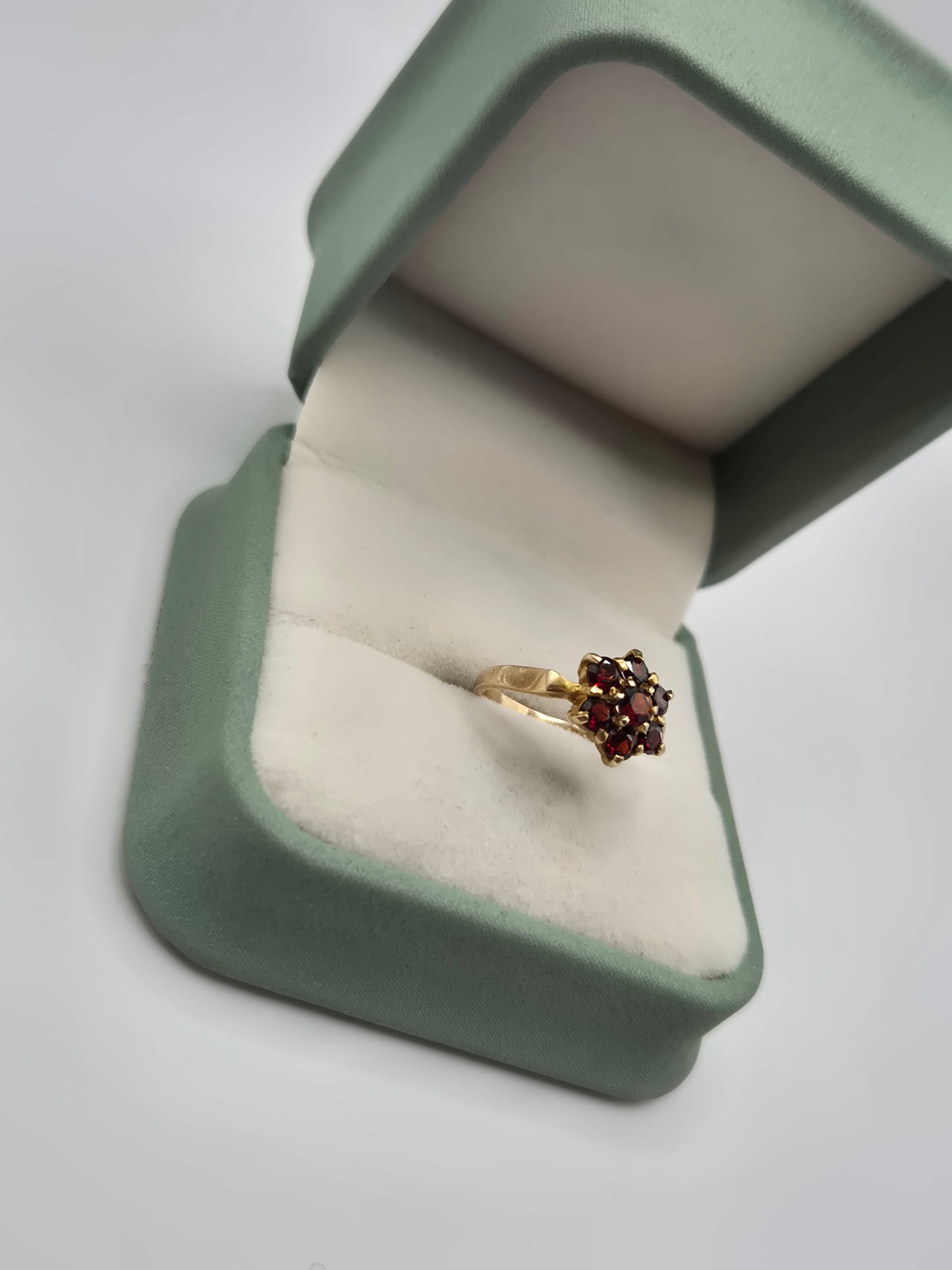 9ct gold garnet ring