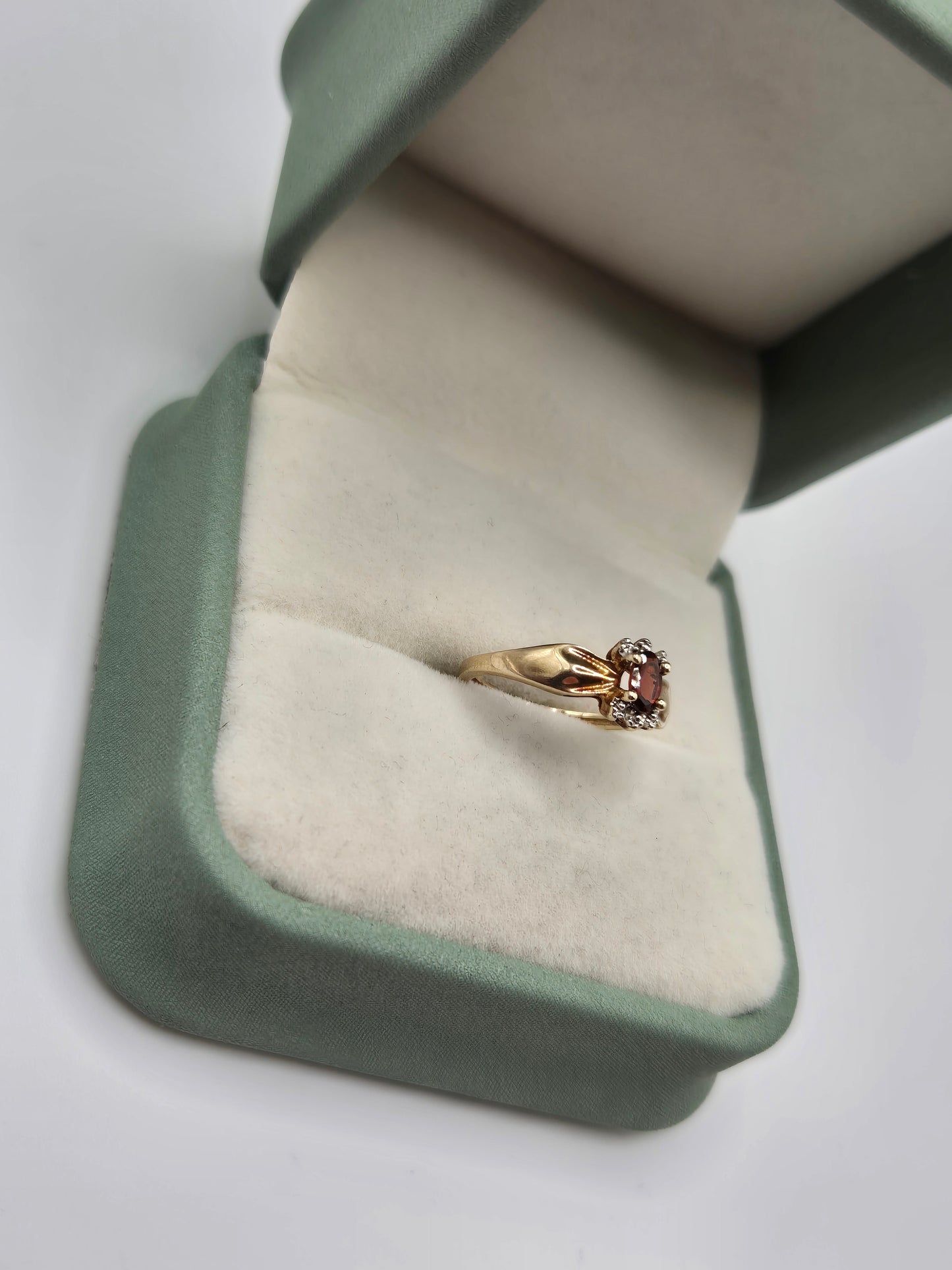 9ct gold garnet ring
