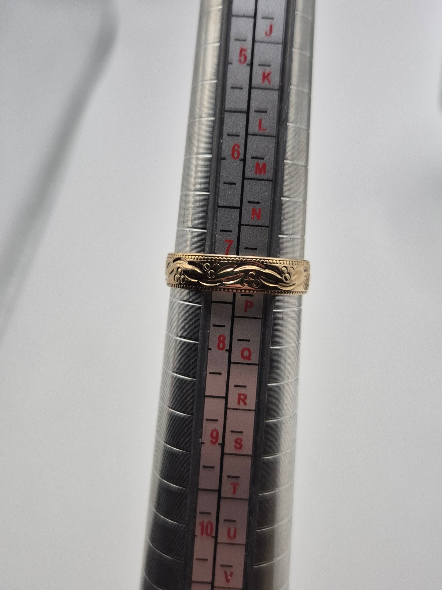 9ct gold patterned band ring