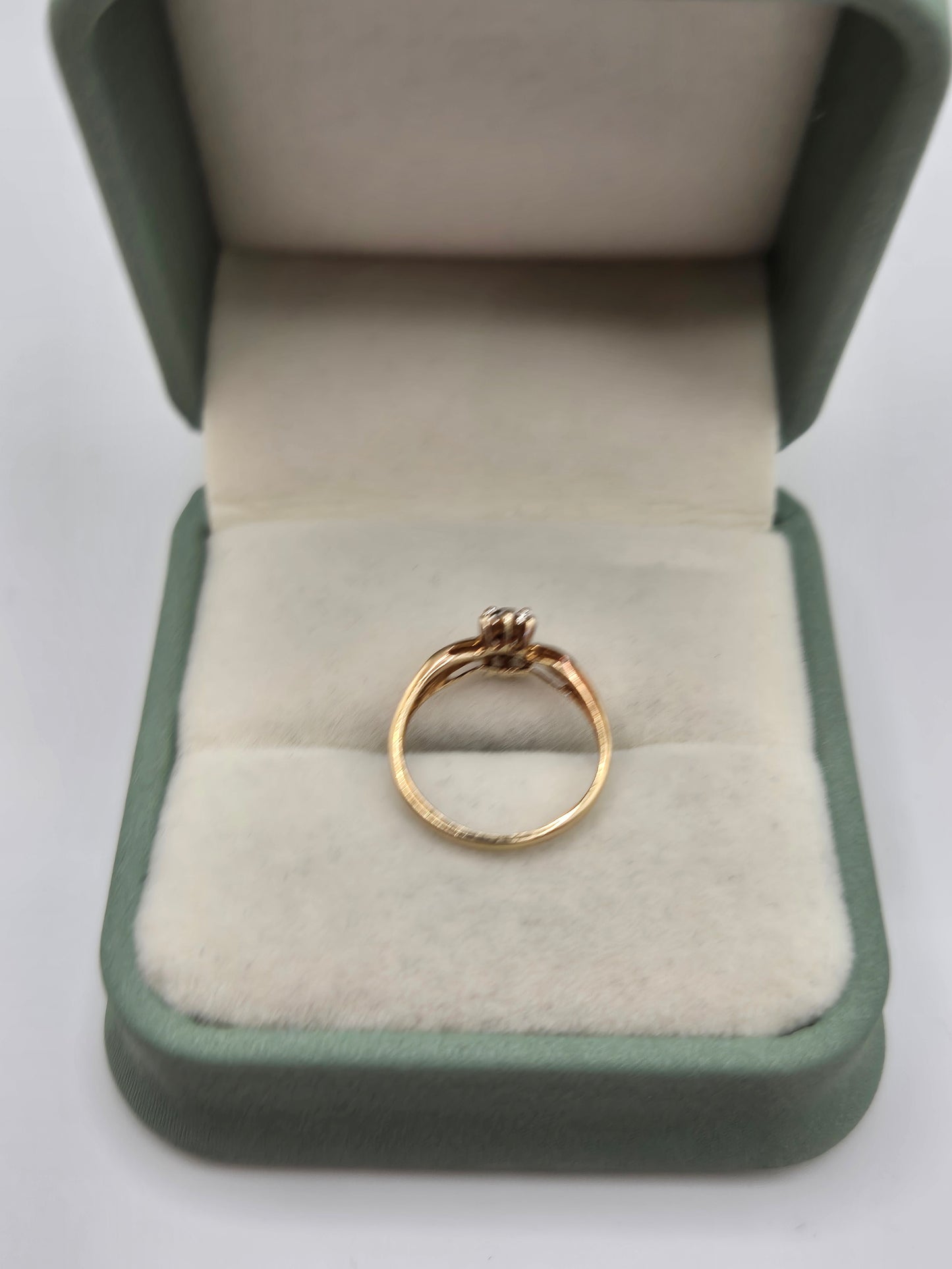 9ct gold garnet ring