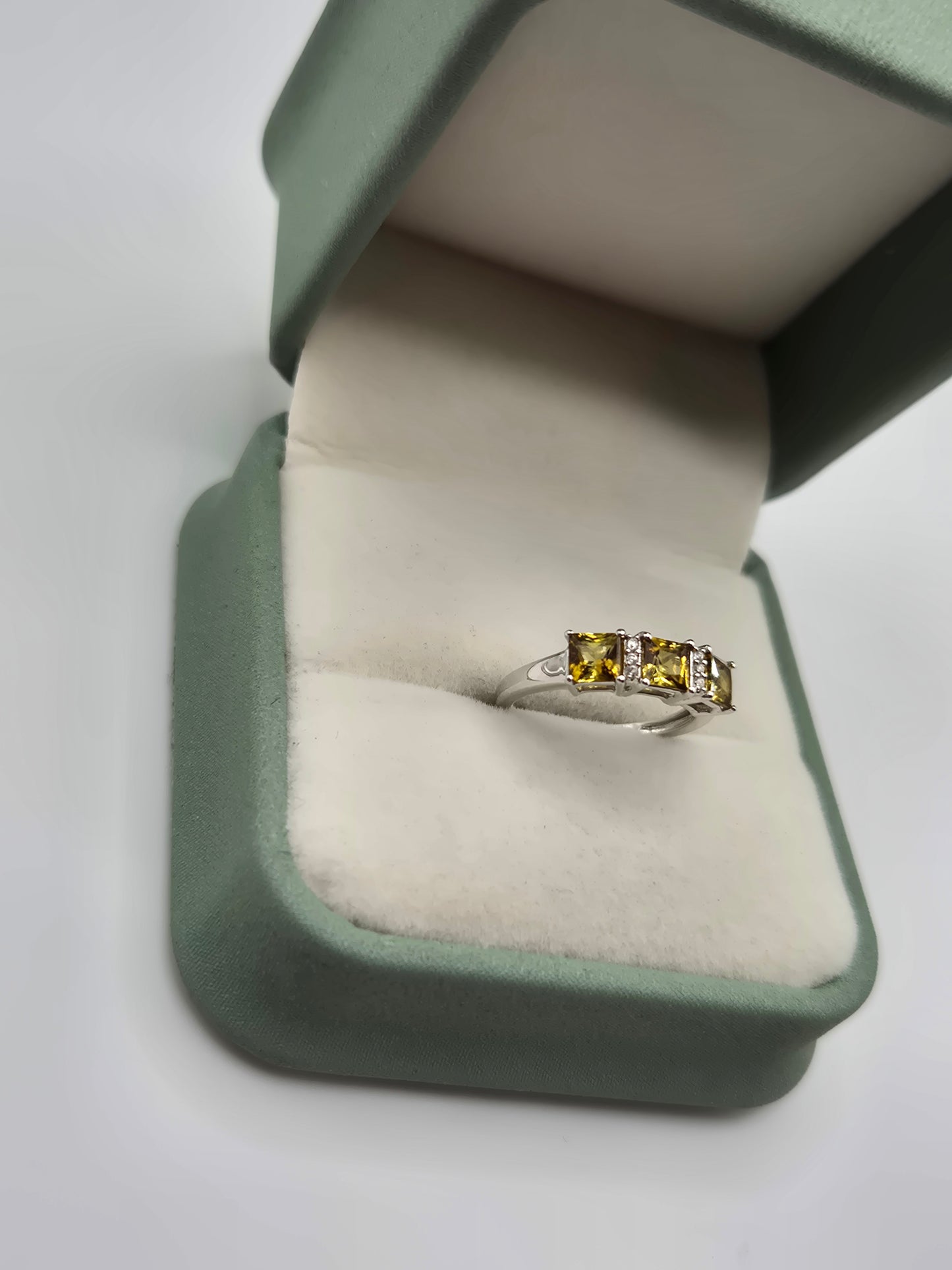 9ct white gold citrine and zircon ring