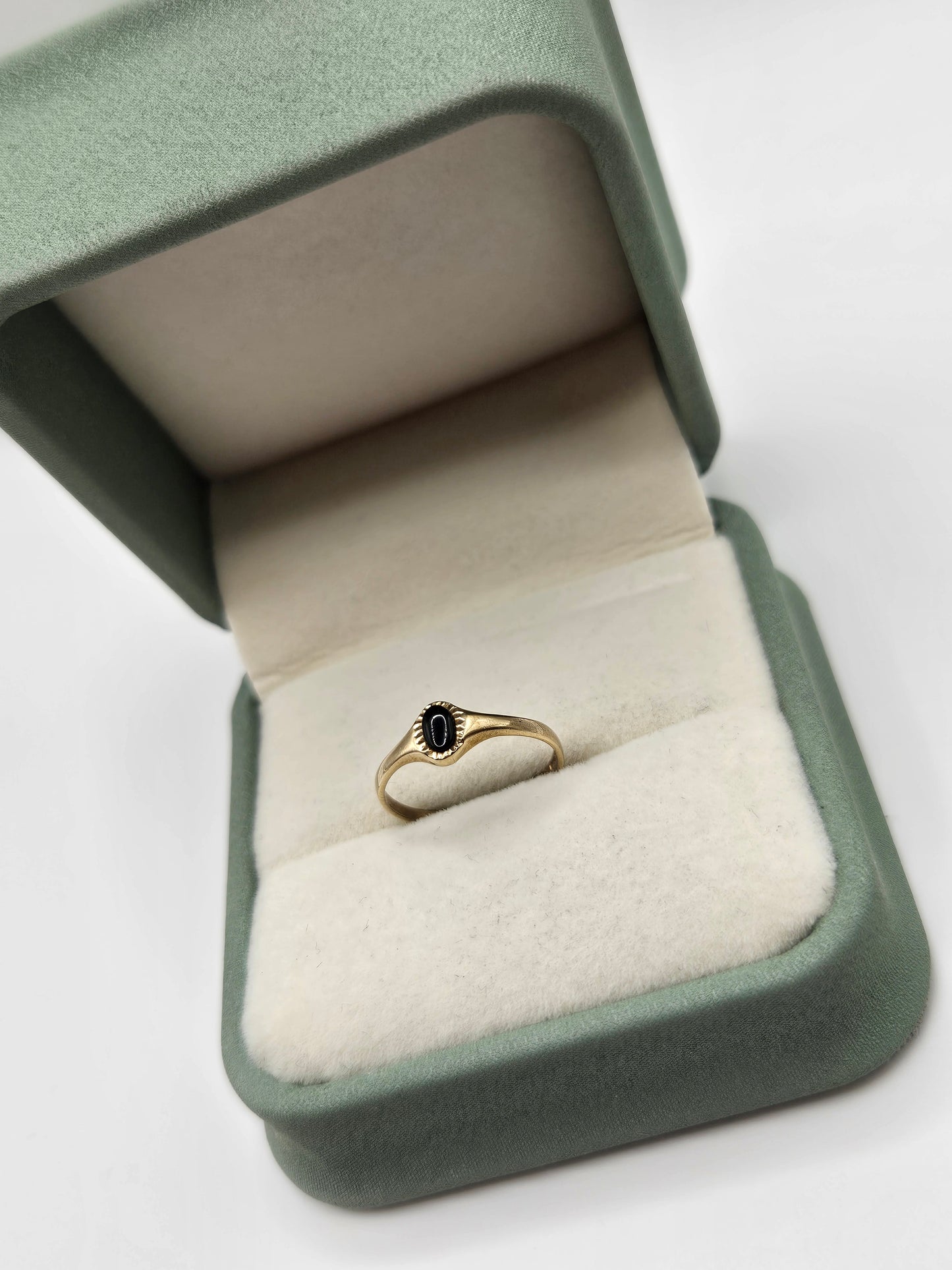 9ct gold onyx ring