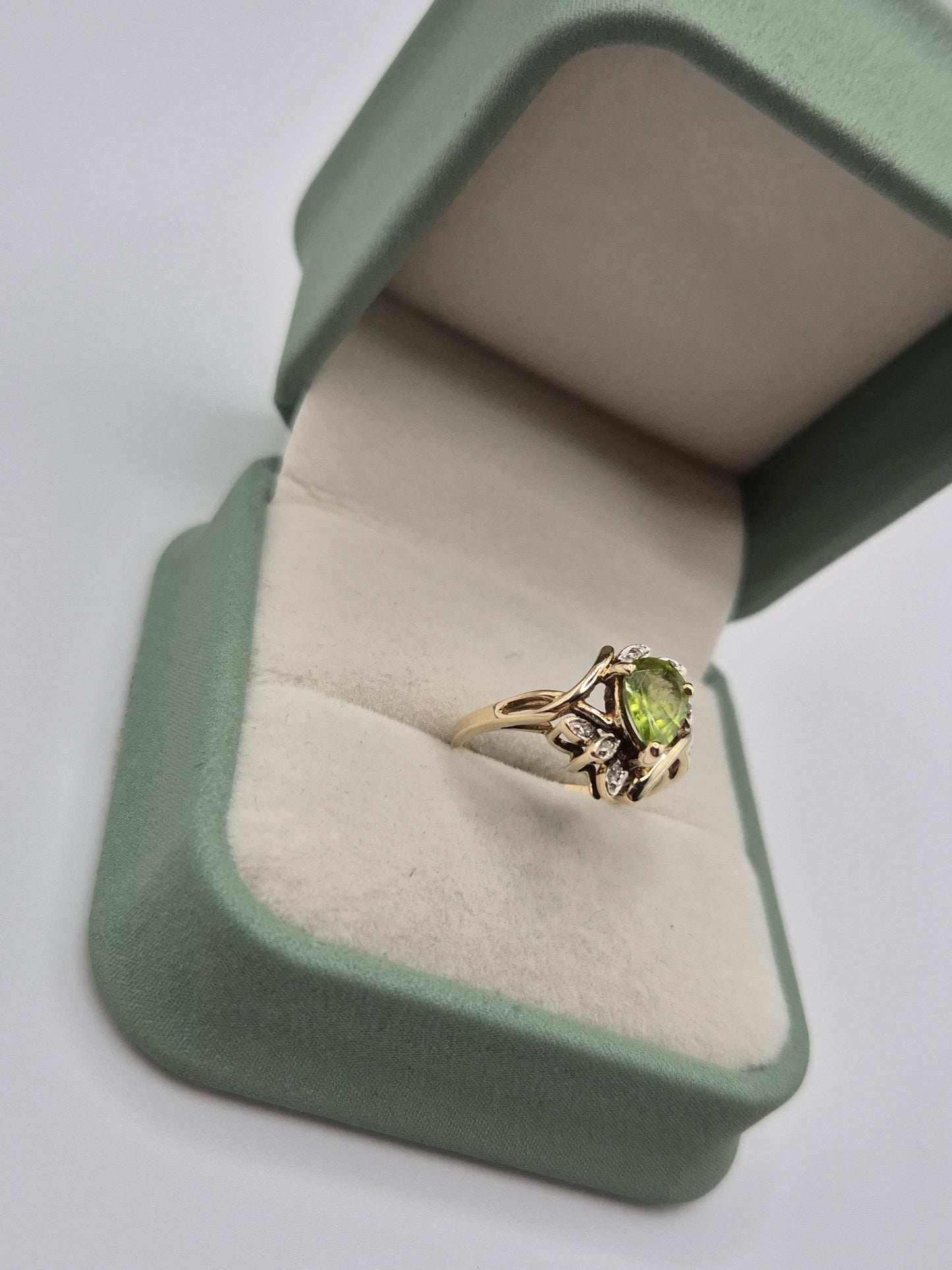 9ct gold peridot and diamond ring