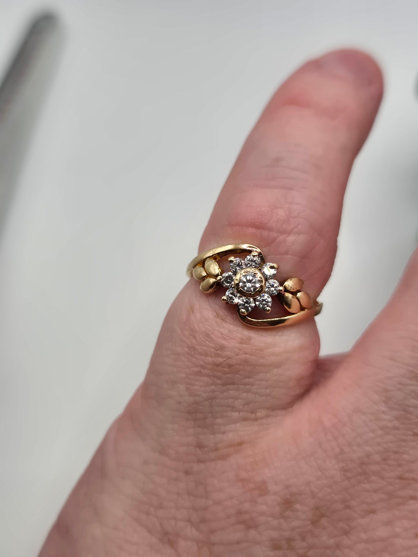 9ct gold floral cz ring