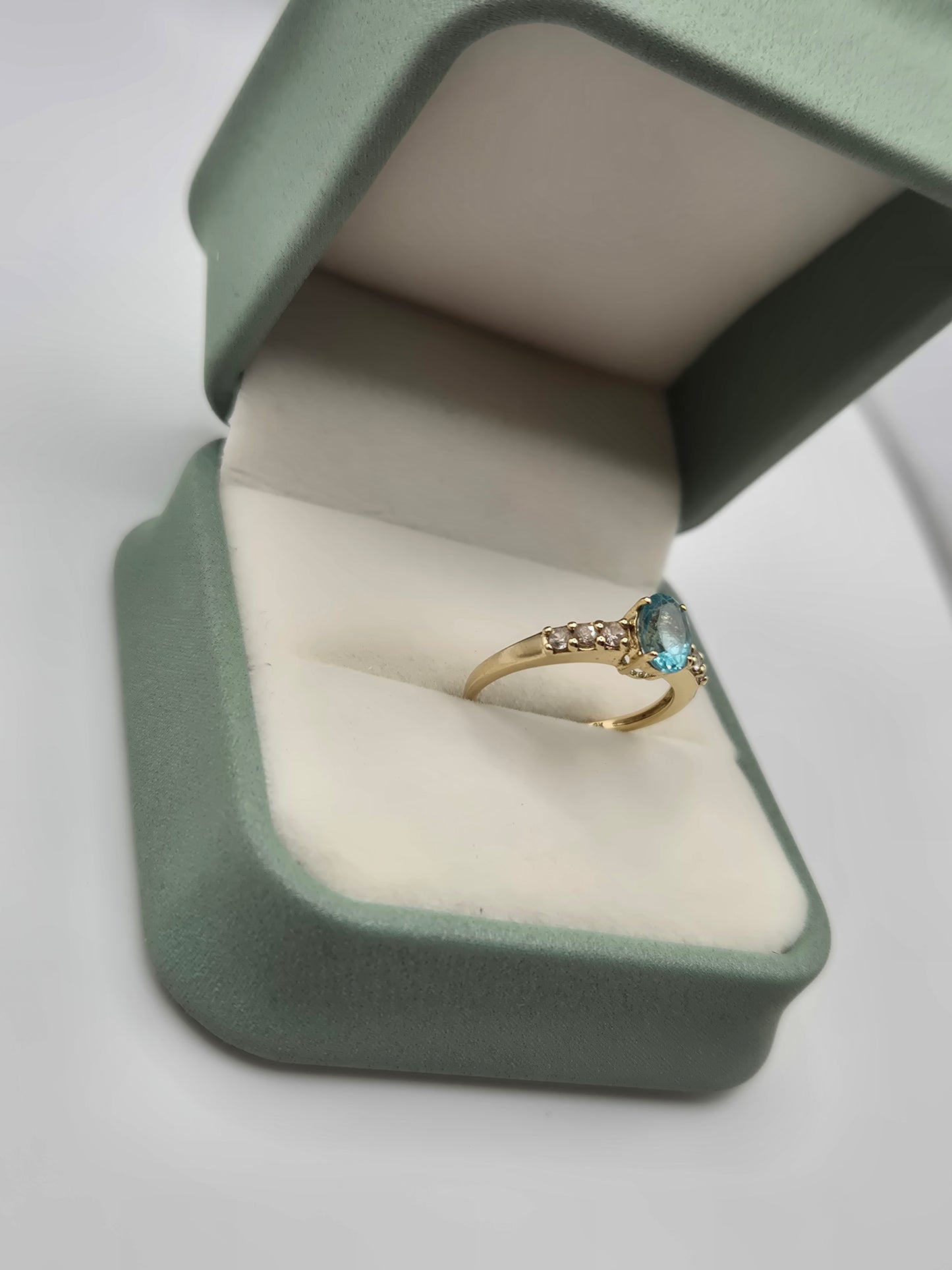 9ct gold topaz ring