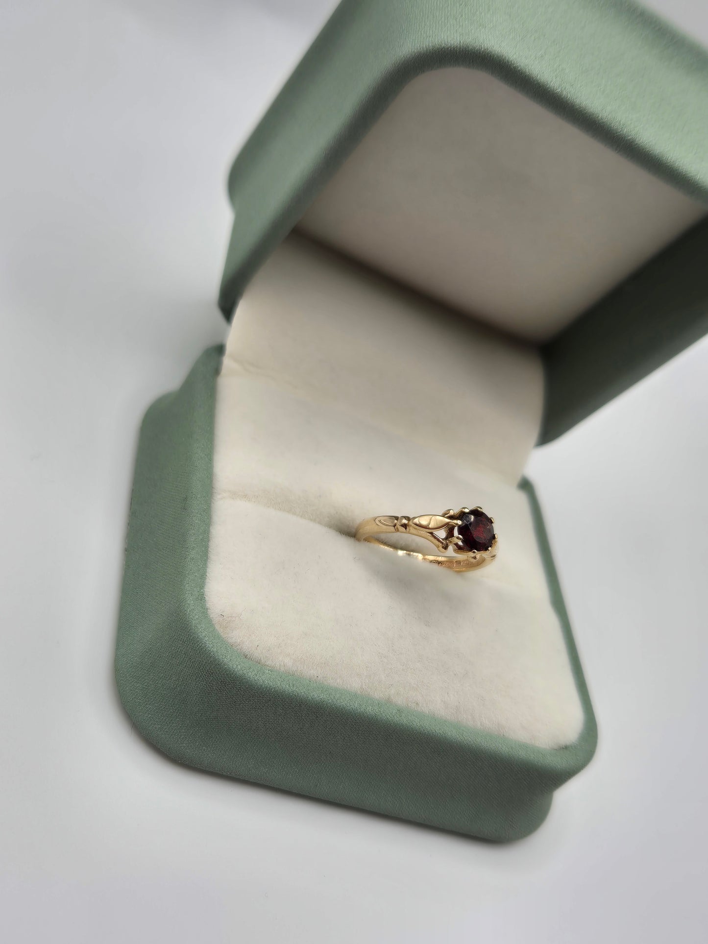 9ct gold garnet ring