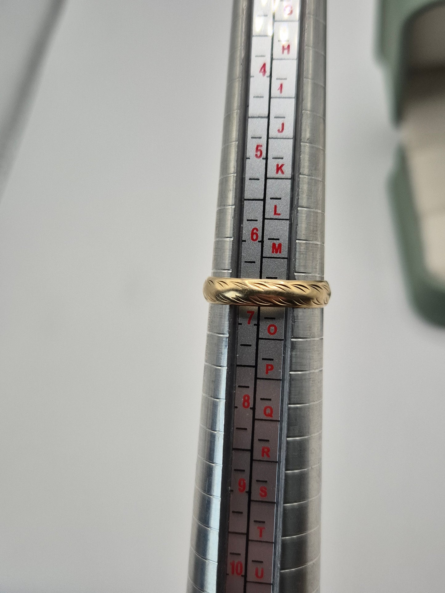 9ct gold patterned band ring
