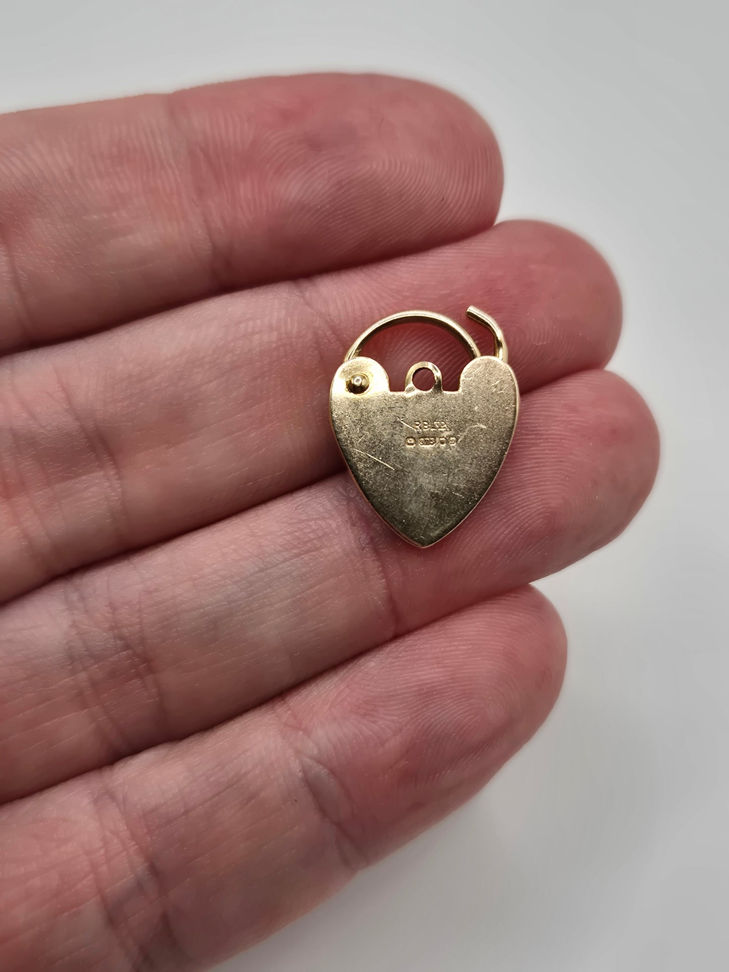 9ct gold padlock (23)