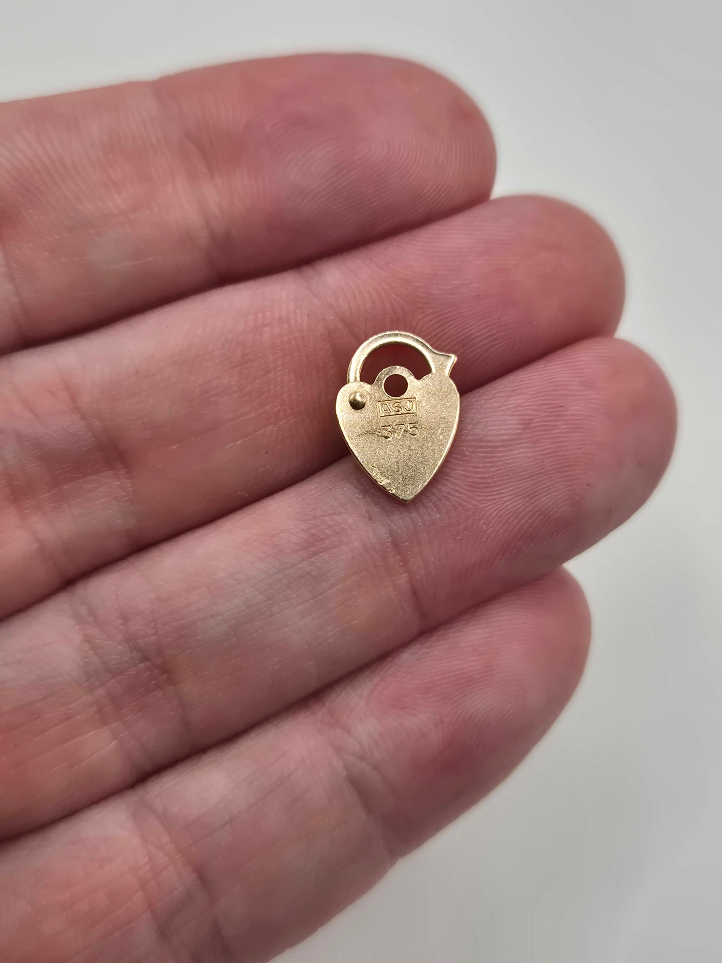 9ct gold padlock (18)