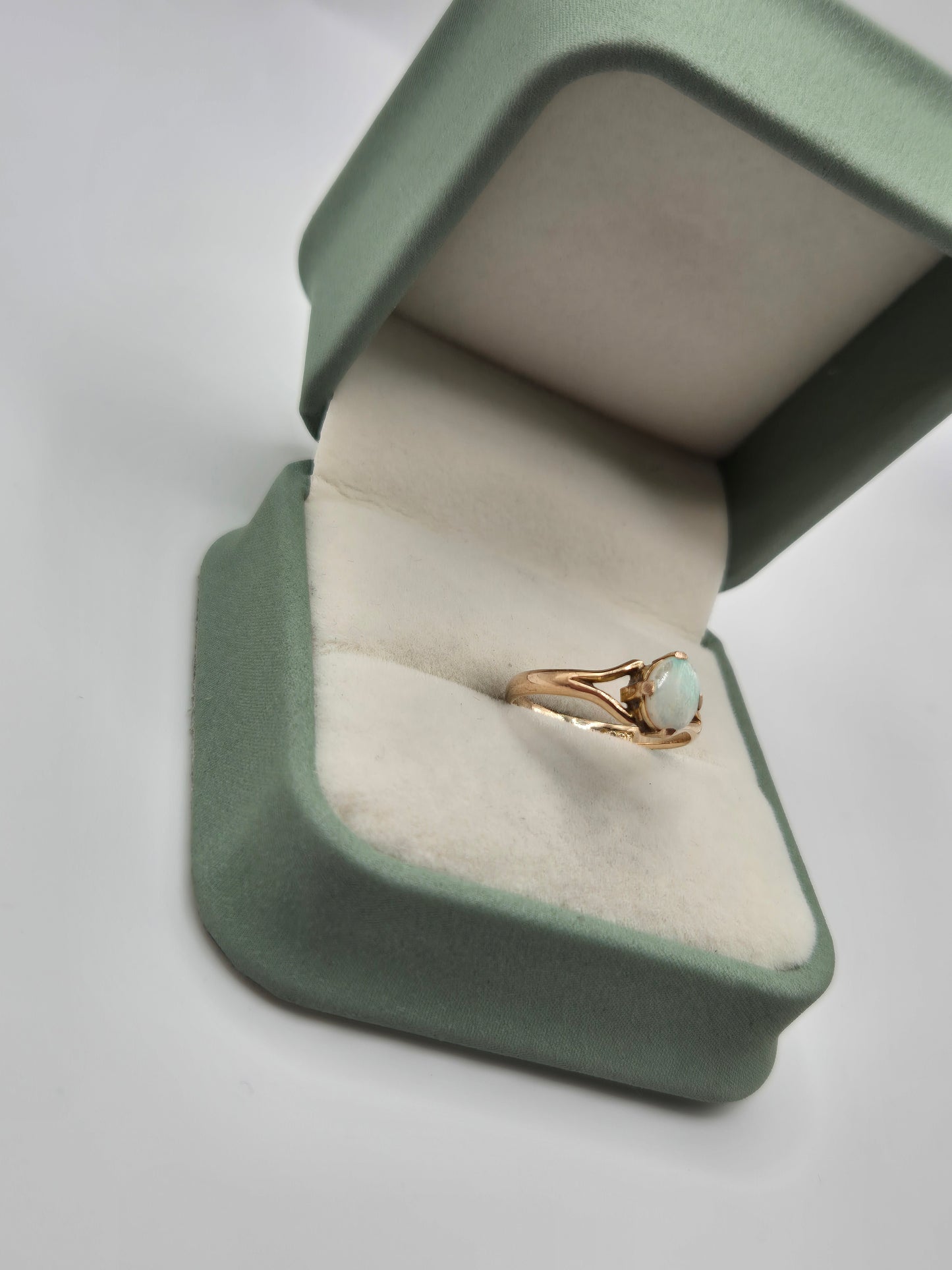 9ct gold opal ring