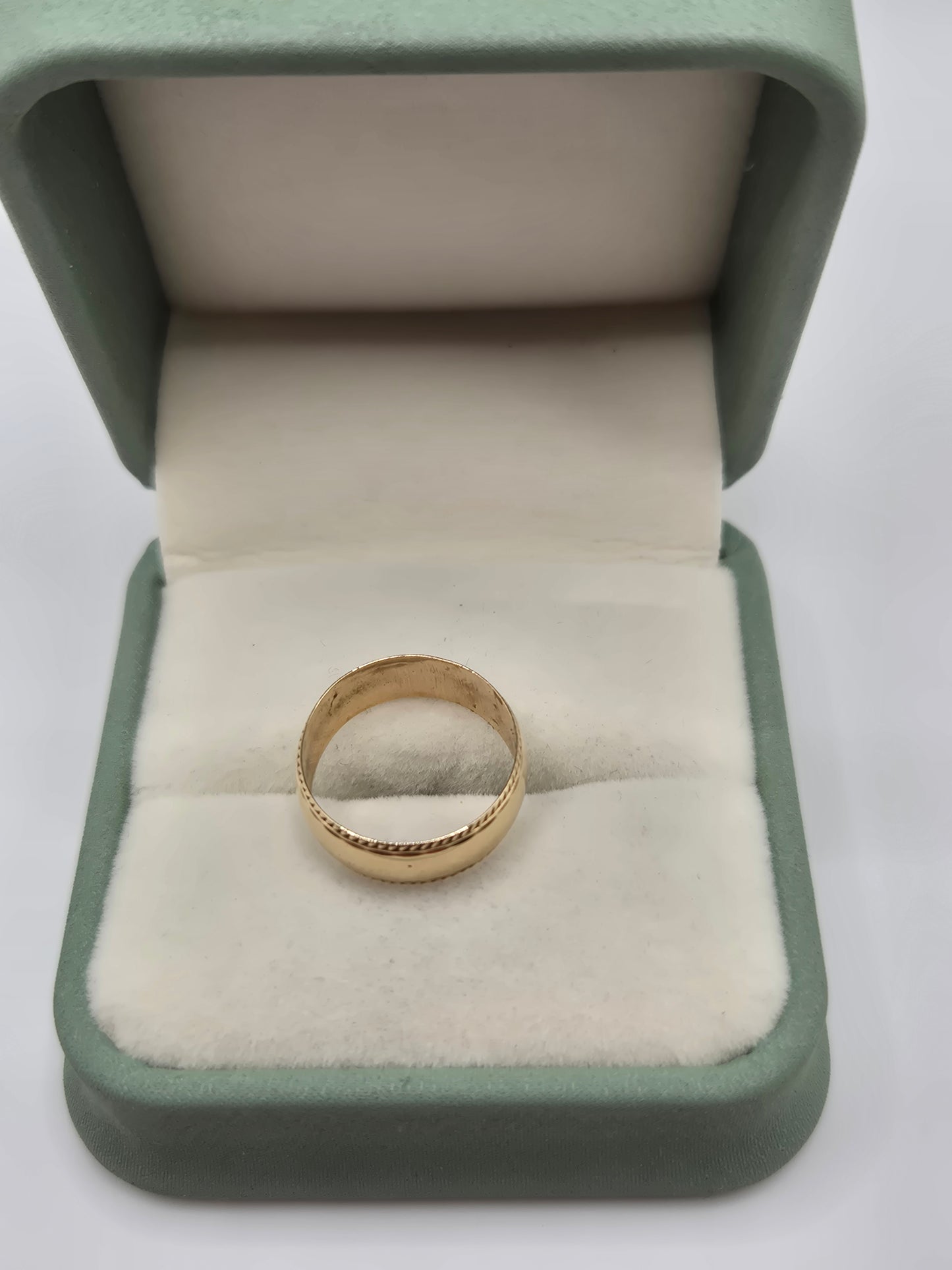 9ct gold garnet ring
