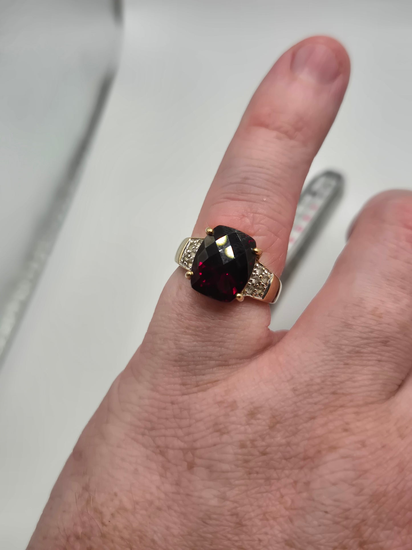 9ct gold garnet and diamond ring