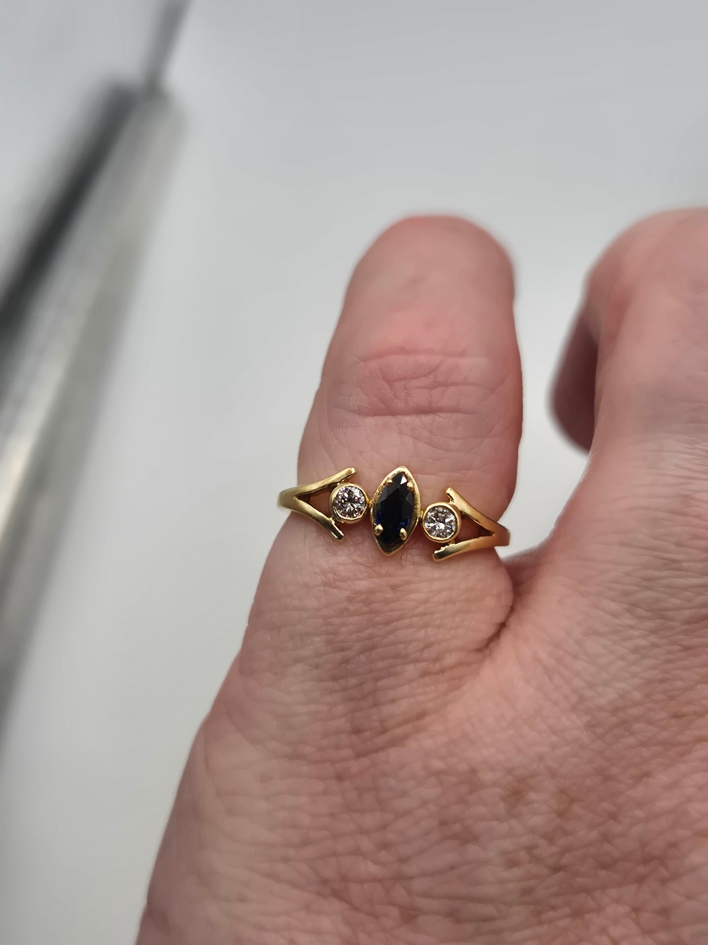 18ct gold sapphire and diamond ring