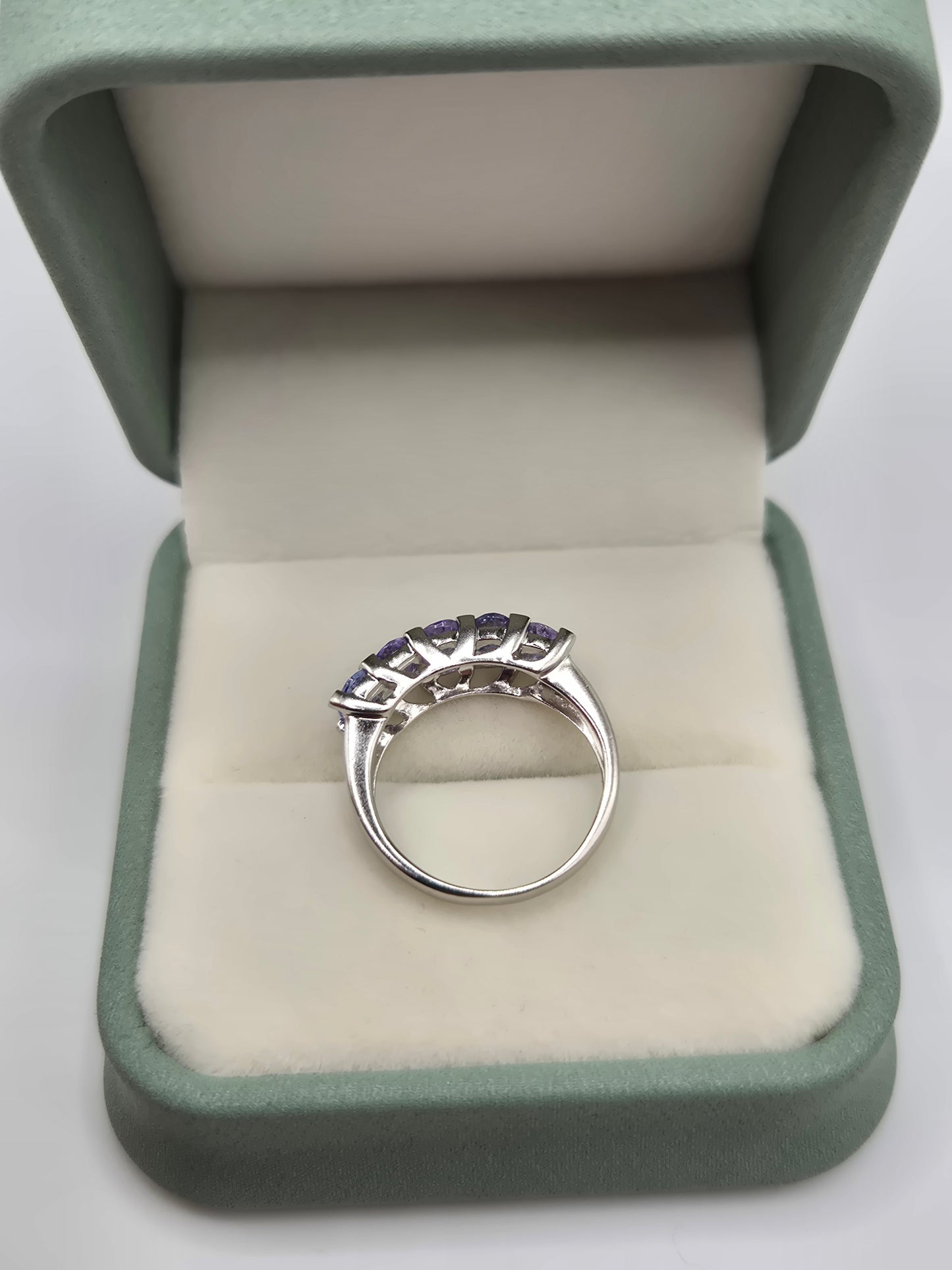 Heavy 9ct white gold tanzanite ring