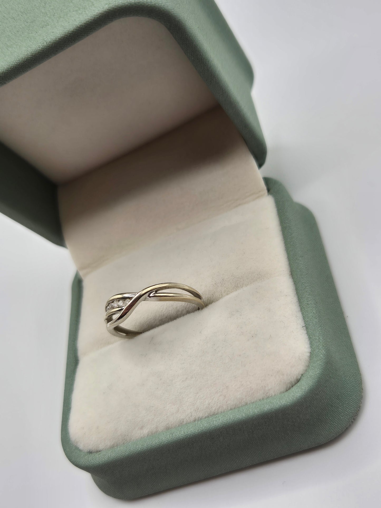 9ct white gold diamond ring