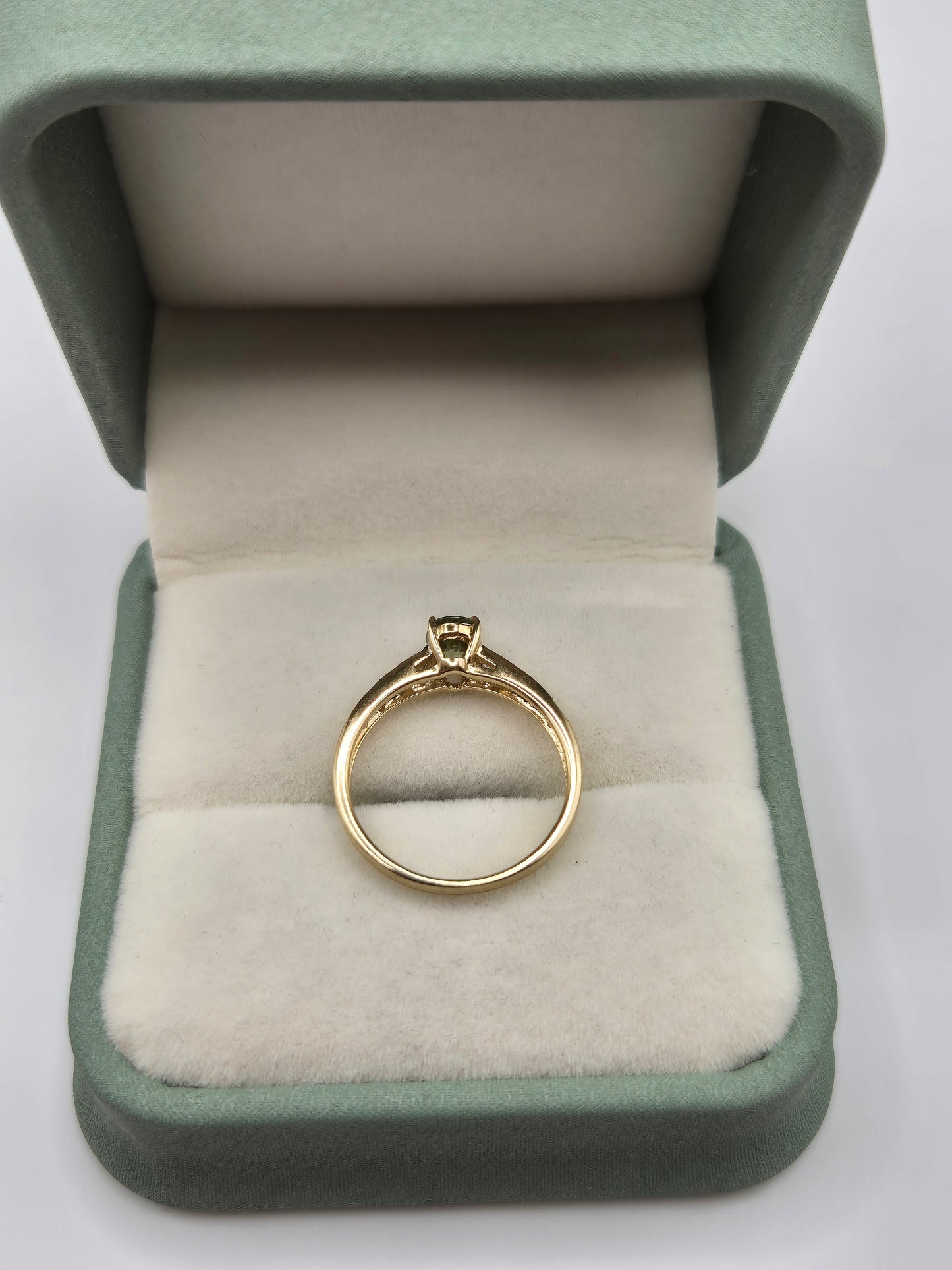 9ct gold peridot and cz ring