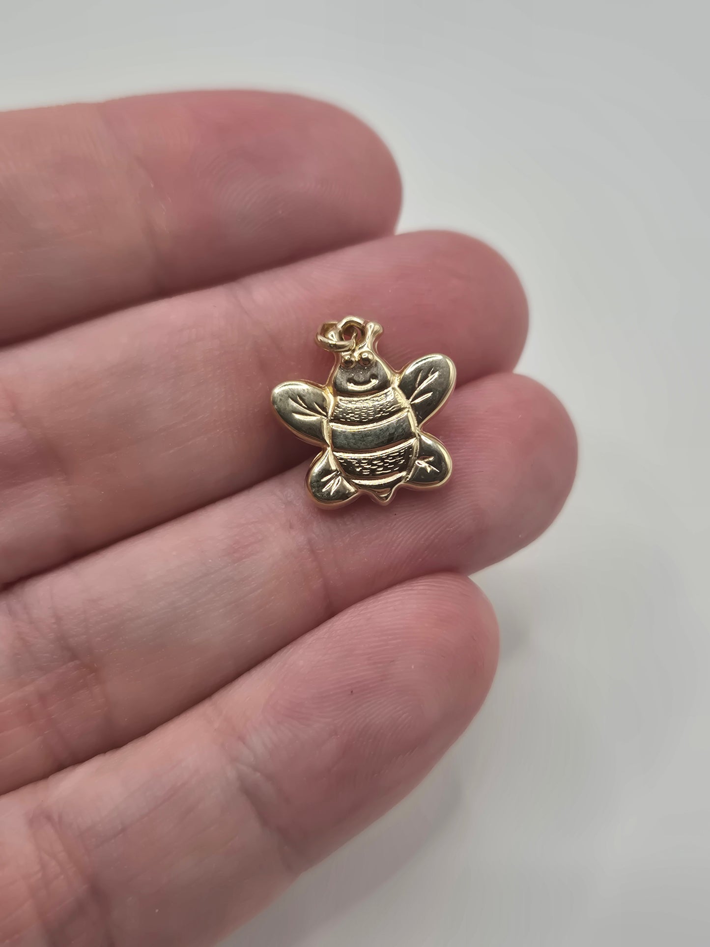 9ct gold bee charm