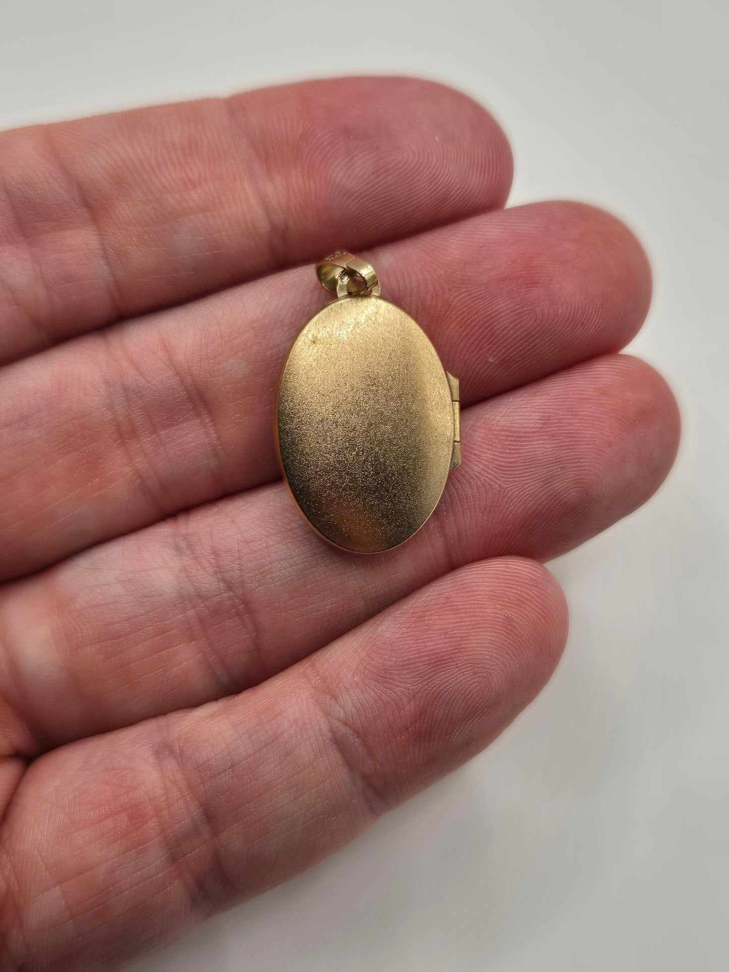 Heavy 9ct gold locket