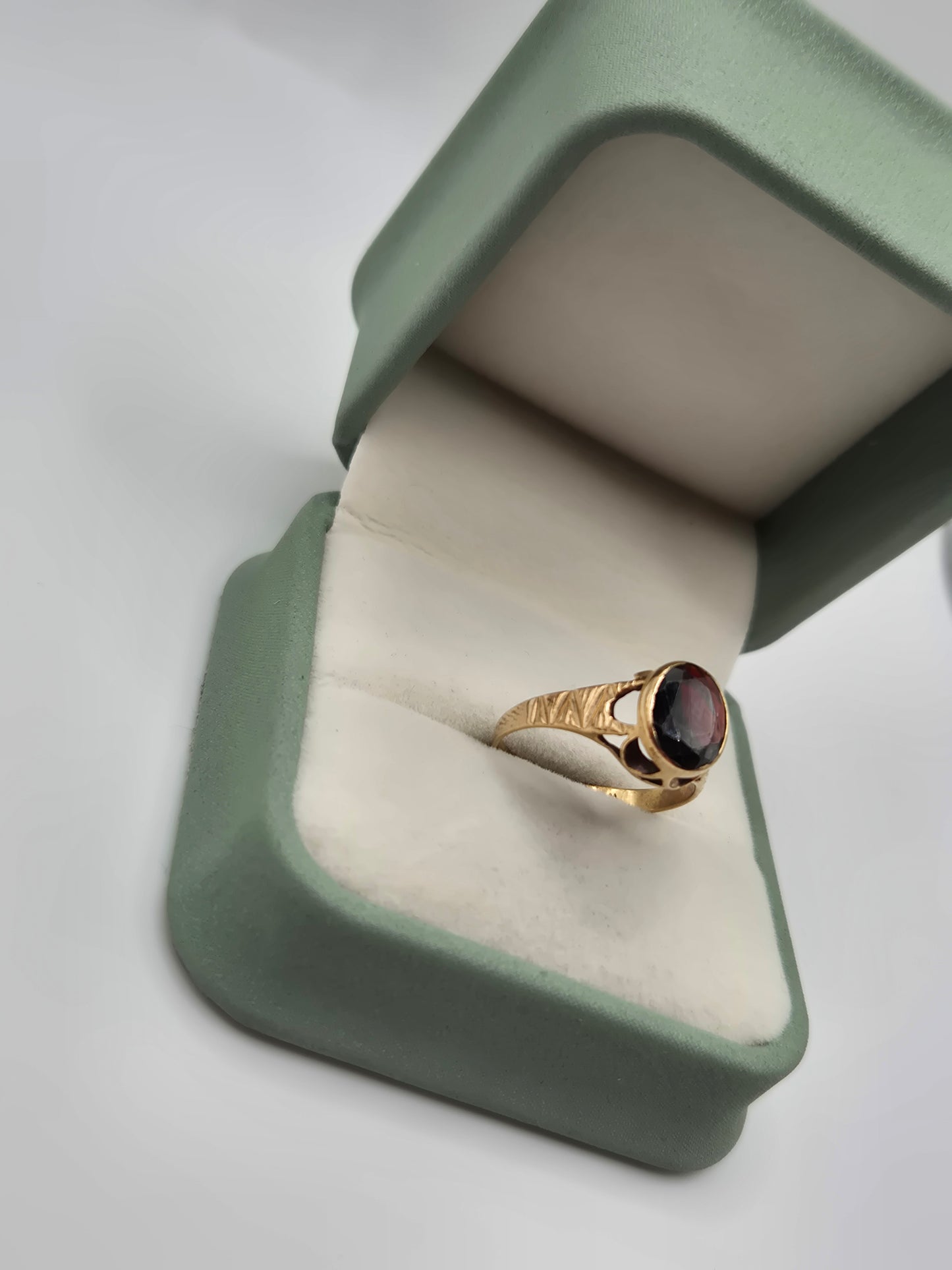 9ct gold garnet ring
